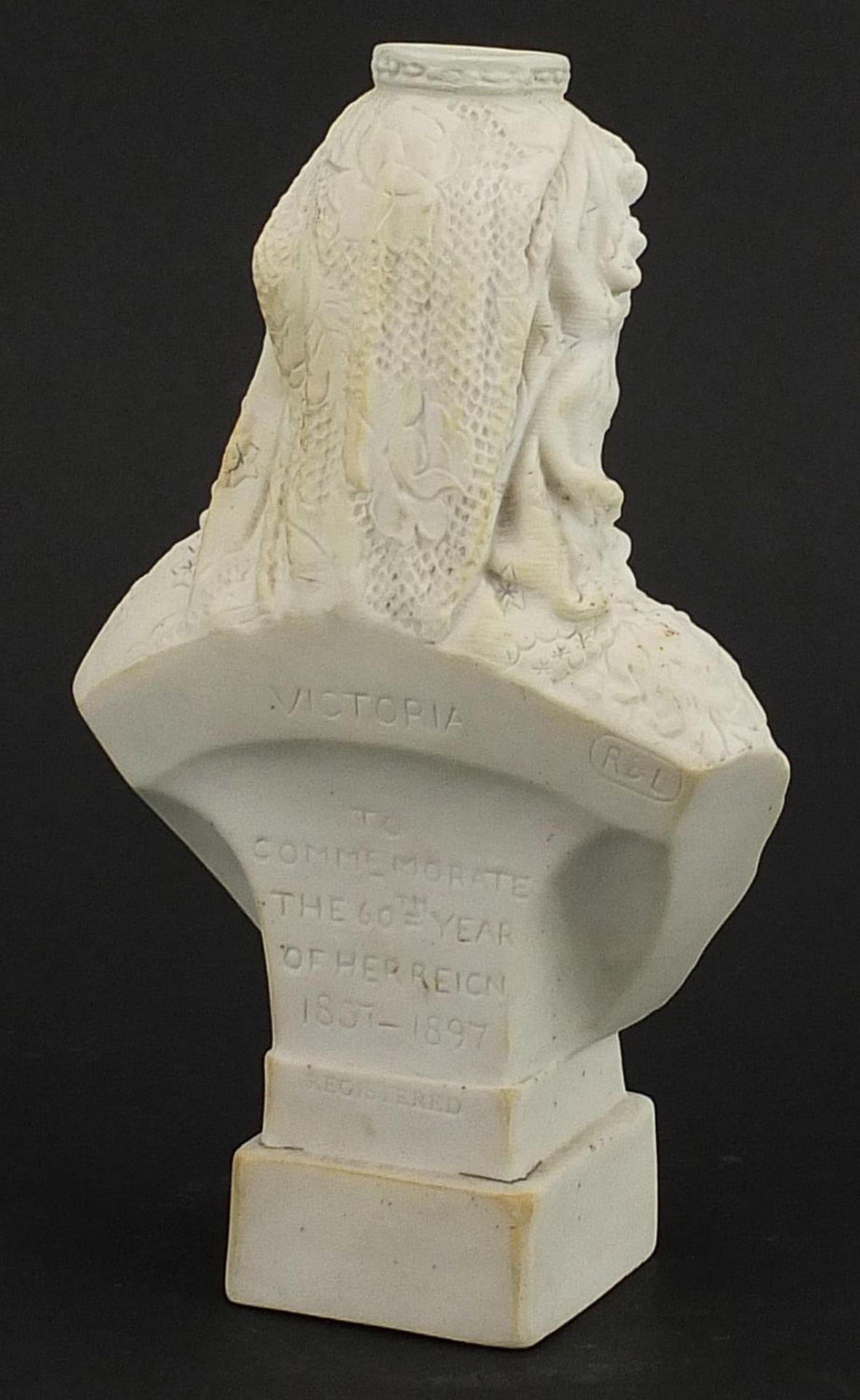 Robinson & Leadbeater parian ware bust of Queen Victoria commemorating the 60th year of her reign, - Bild 2 aus 4