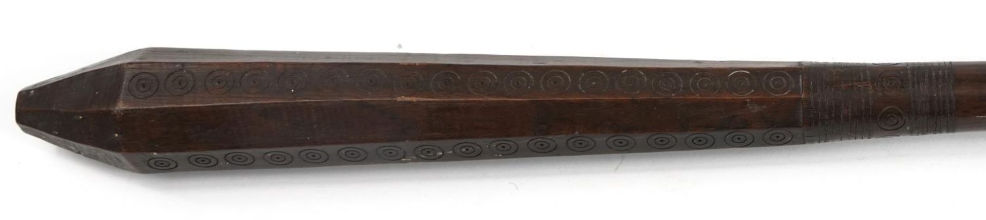 Tribal interest hardwood club, possibly Tongan, 137.5cm in length - Bild 5 aus 5