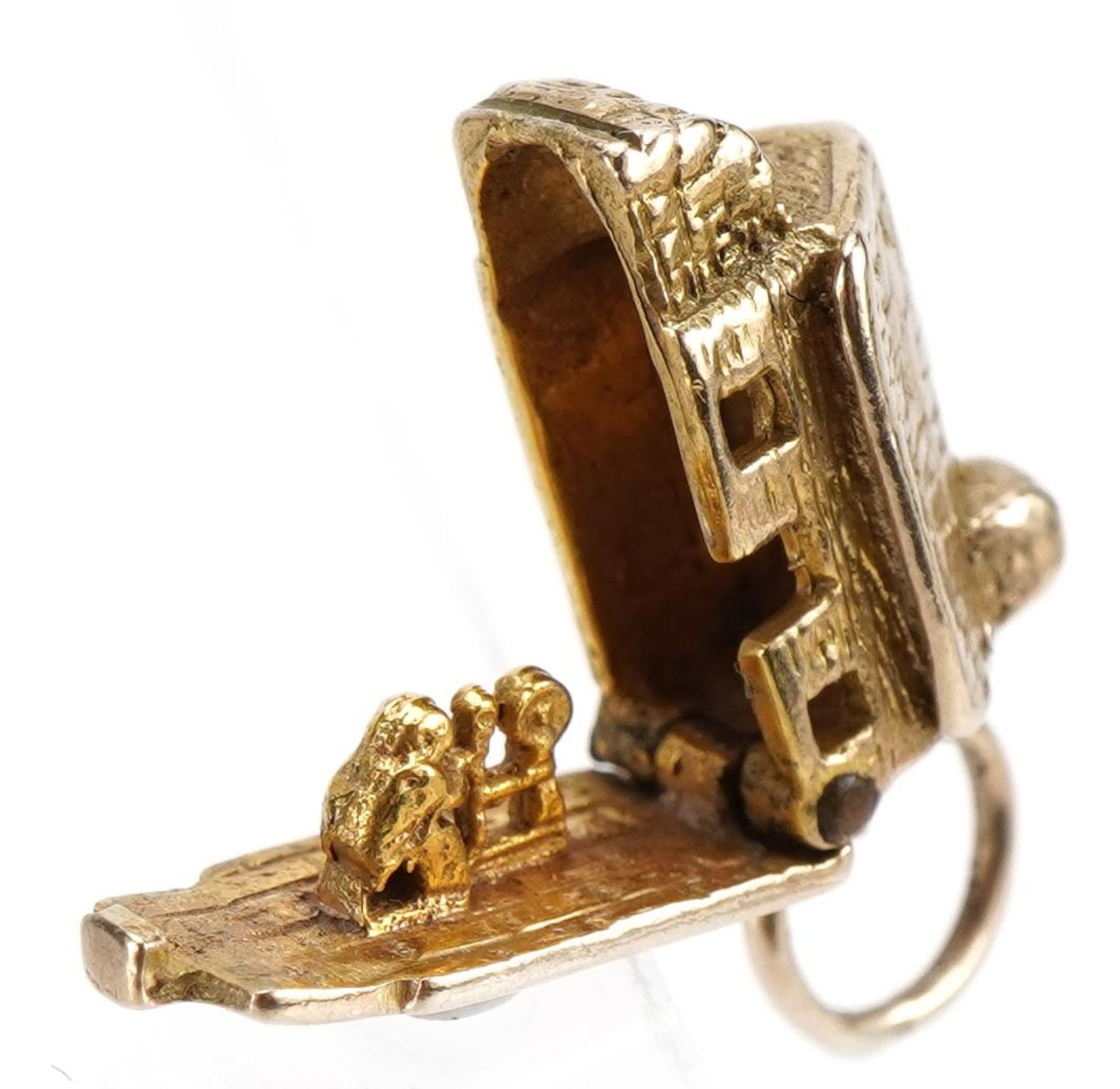 9ct gold cottage charm opening to reveal a figure and spinning wheel, 1.7cm wide, 3.1g - Image 2 of 4