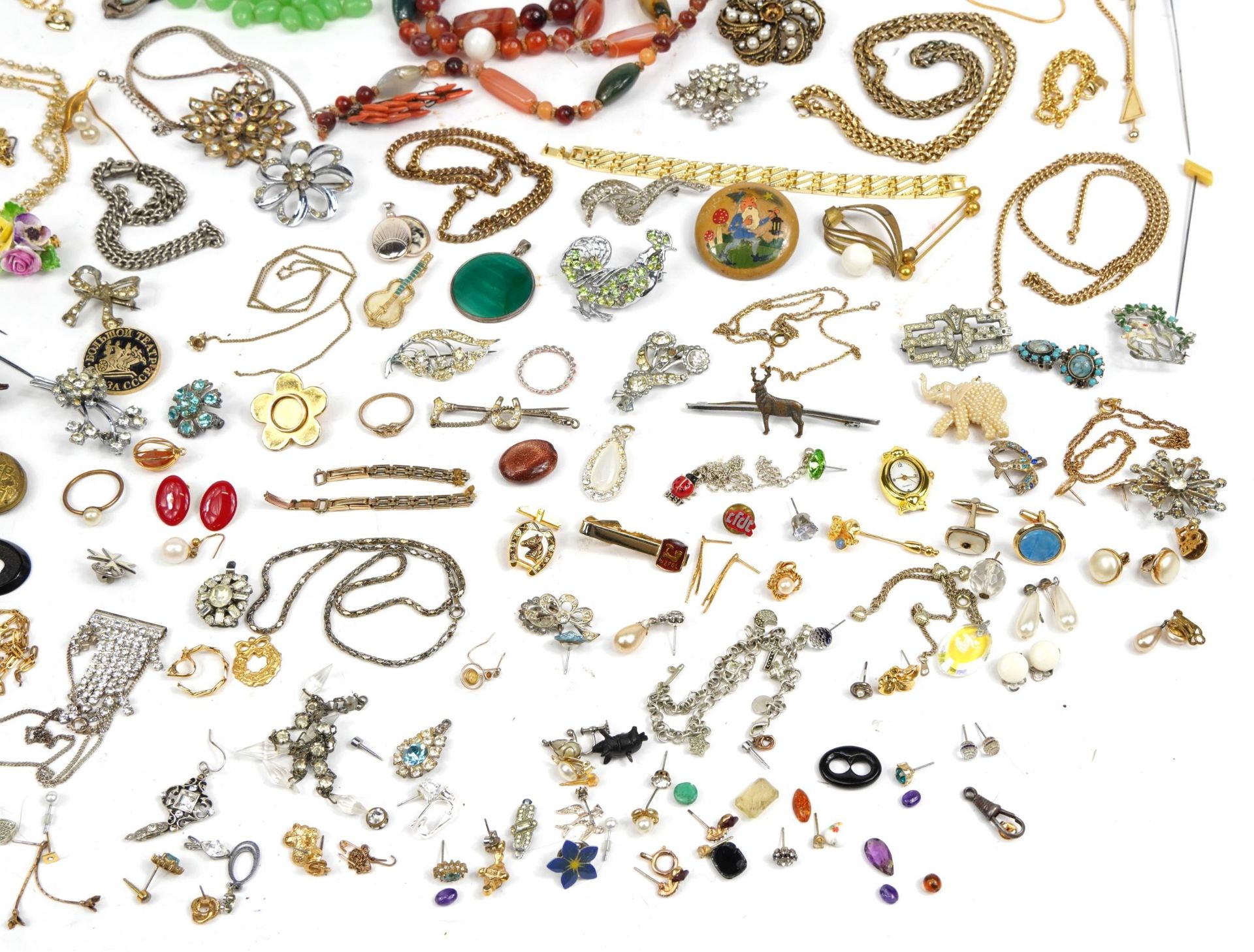 Vintage and later costume jewellery including brooches, necklaces, bracelets and earrings - Bild 5 aus 5