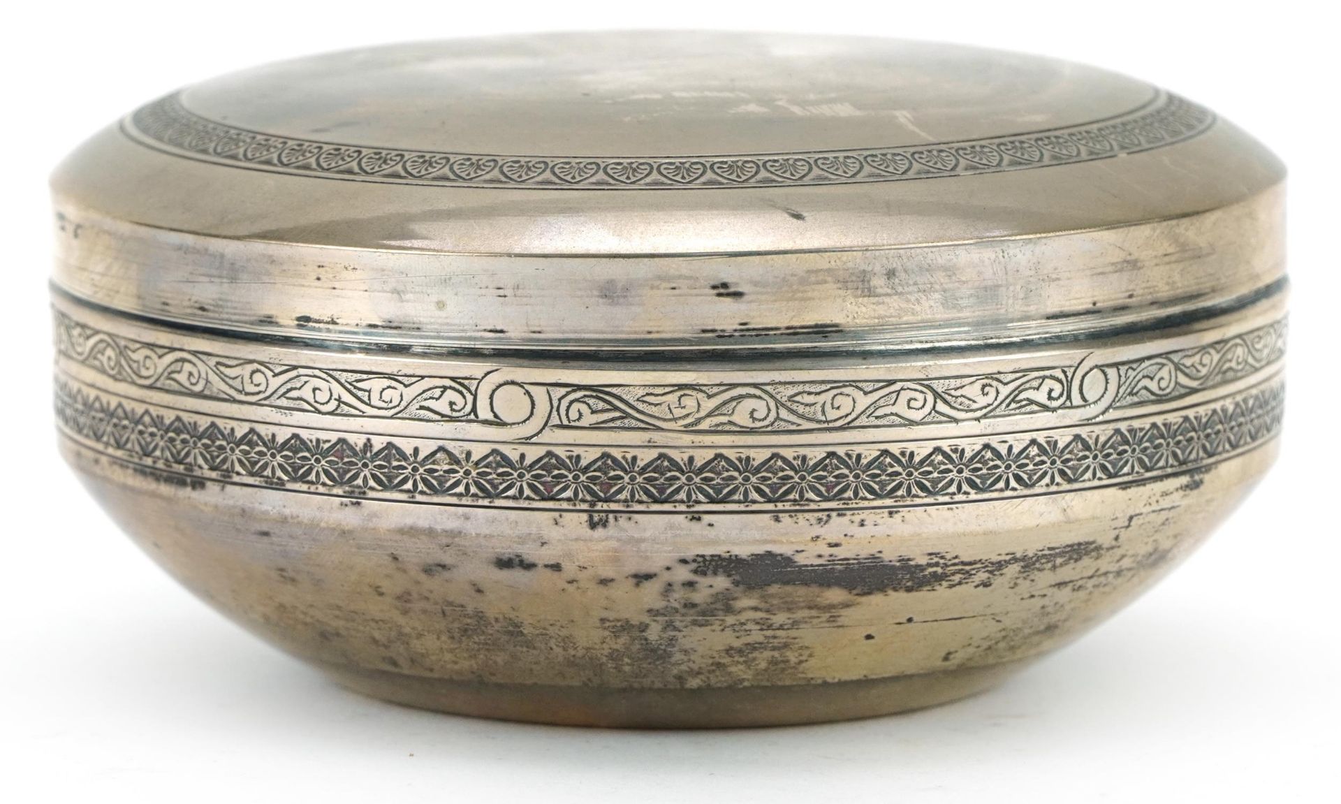 Circular Egyptian silver box and cover, 12cm in diameter, 236.8g