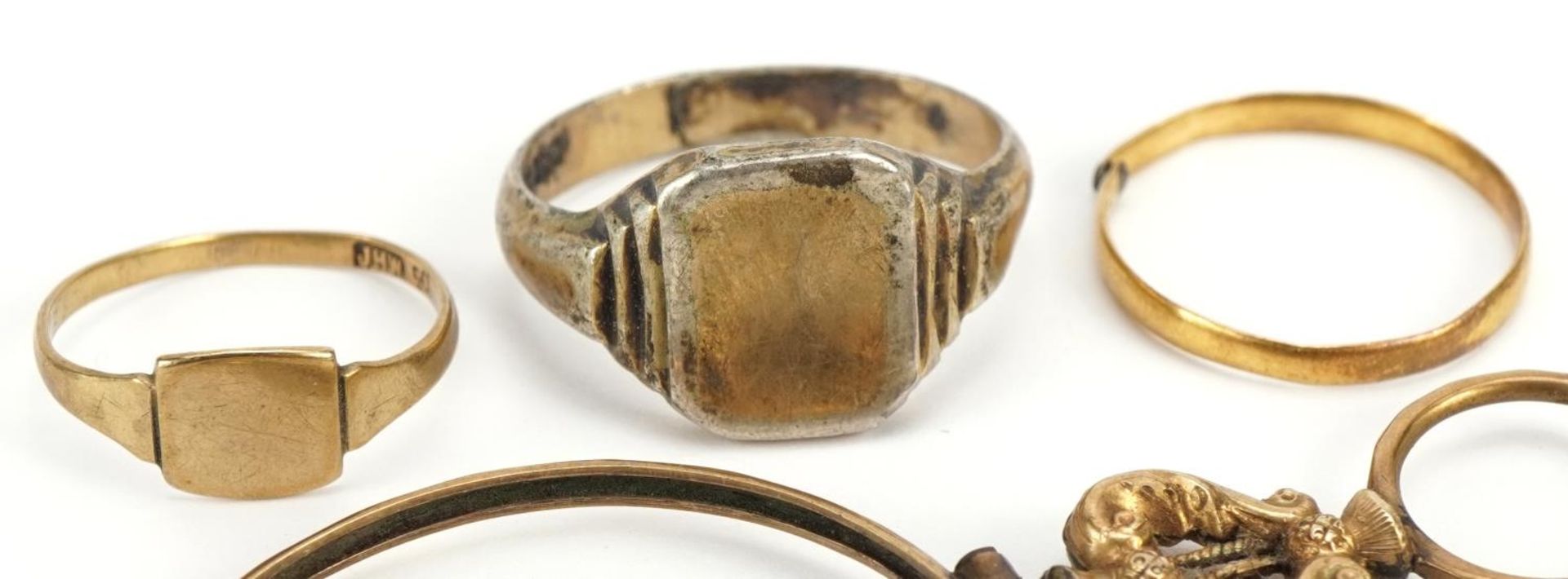 Antique and later jewellery and objects comprising a 22ct gold wedding band 1.0g, 9ct gold signet - Image 2 of 5