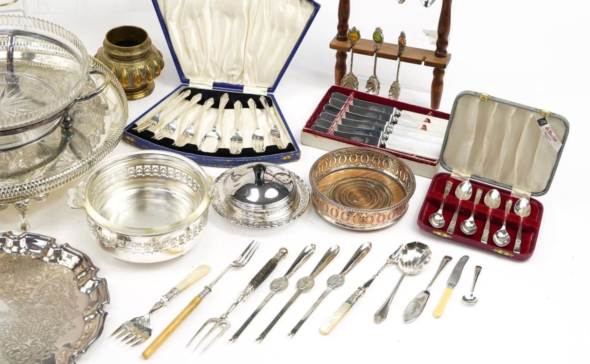 Silver plate including circular four footed salver, souvenir teaspoons on display stands, cruets, - Bild 6 aus 7