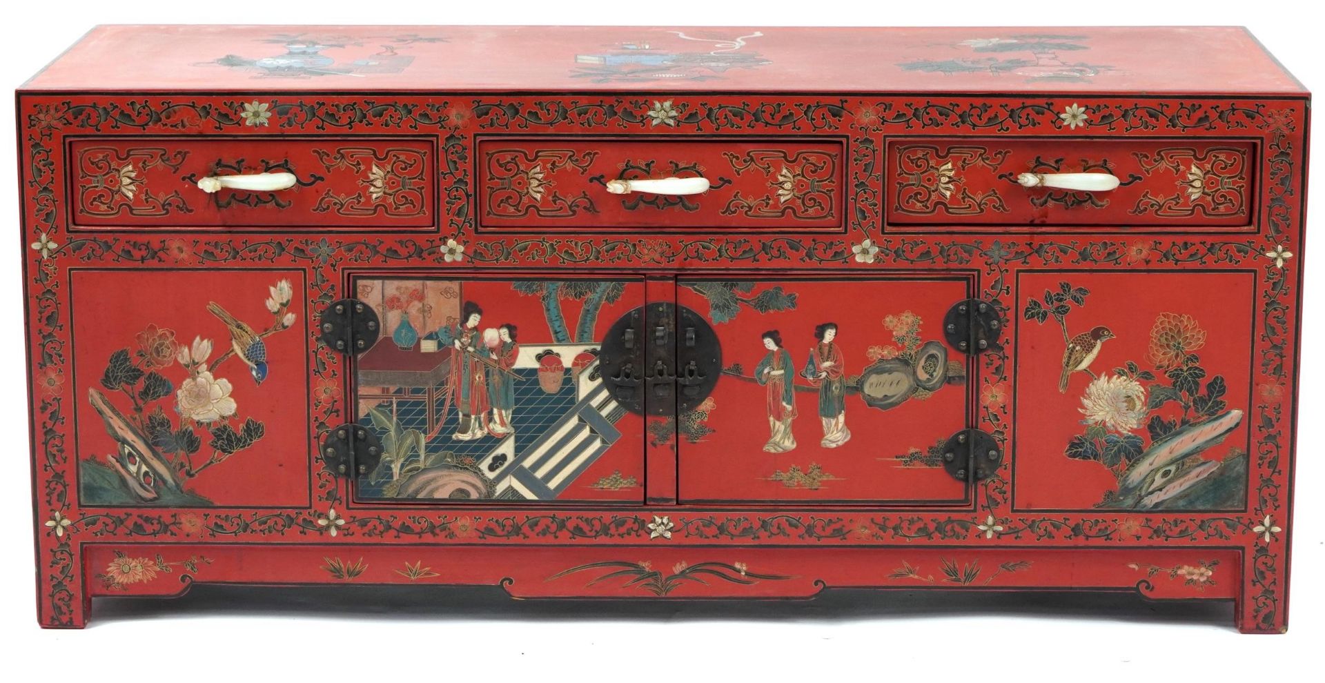 Chinese red lacquered chinoiserie side cabinet with carved hardstone handles, 49cm H x 110cm W x - Bild 2 aus 4
