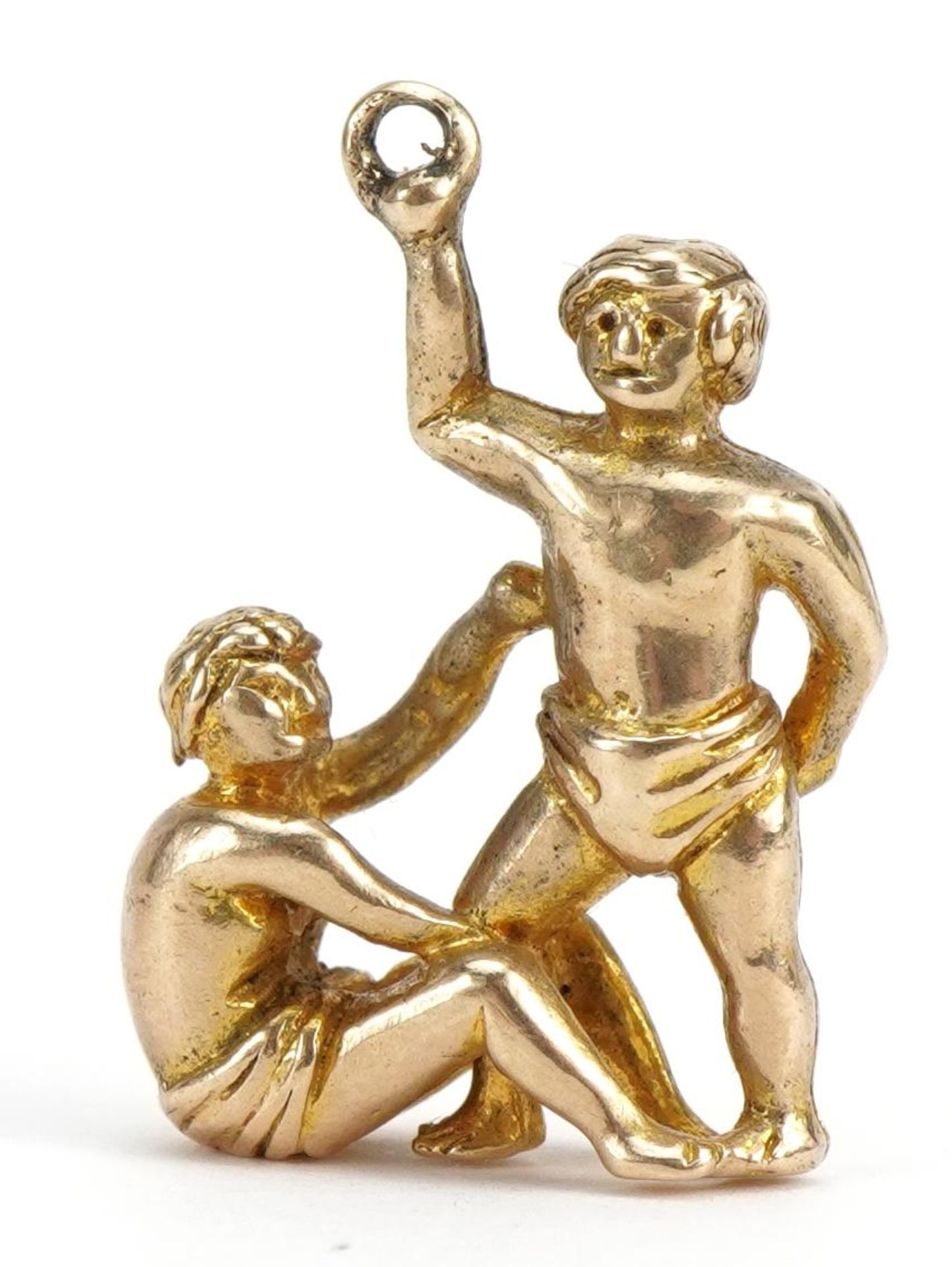 9ct gold two figures fighting charm, 1.8cm high, 2.9g