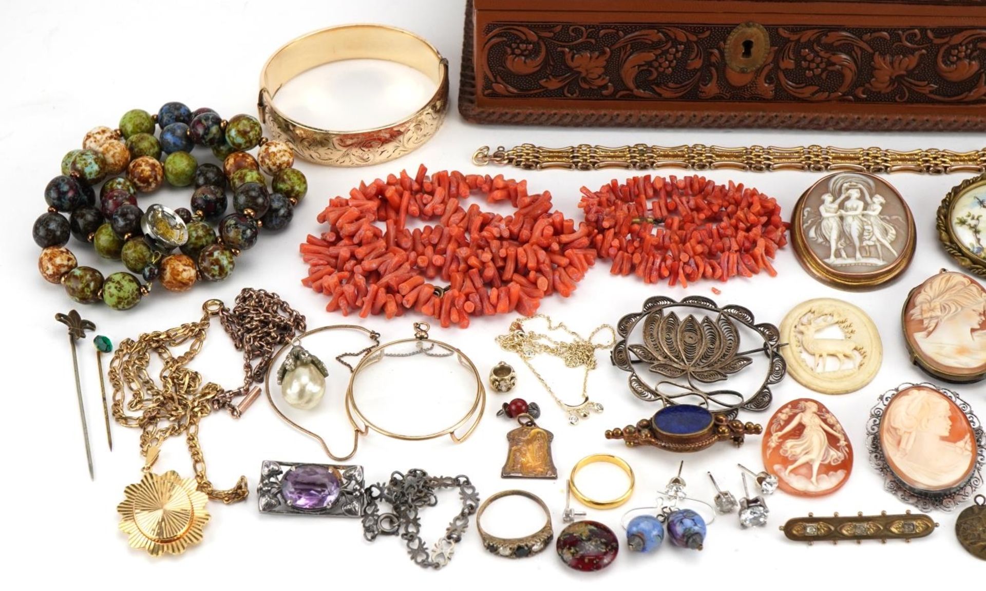 Antique and later jewellery including a Three Graces cameo brooch, yellow metal monocle, coral - Image 2 of 3