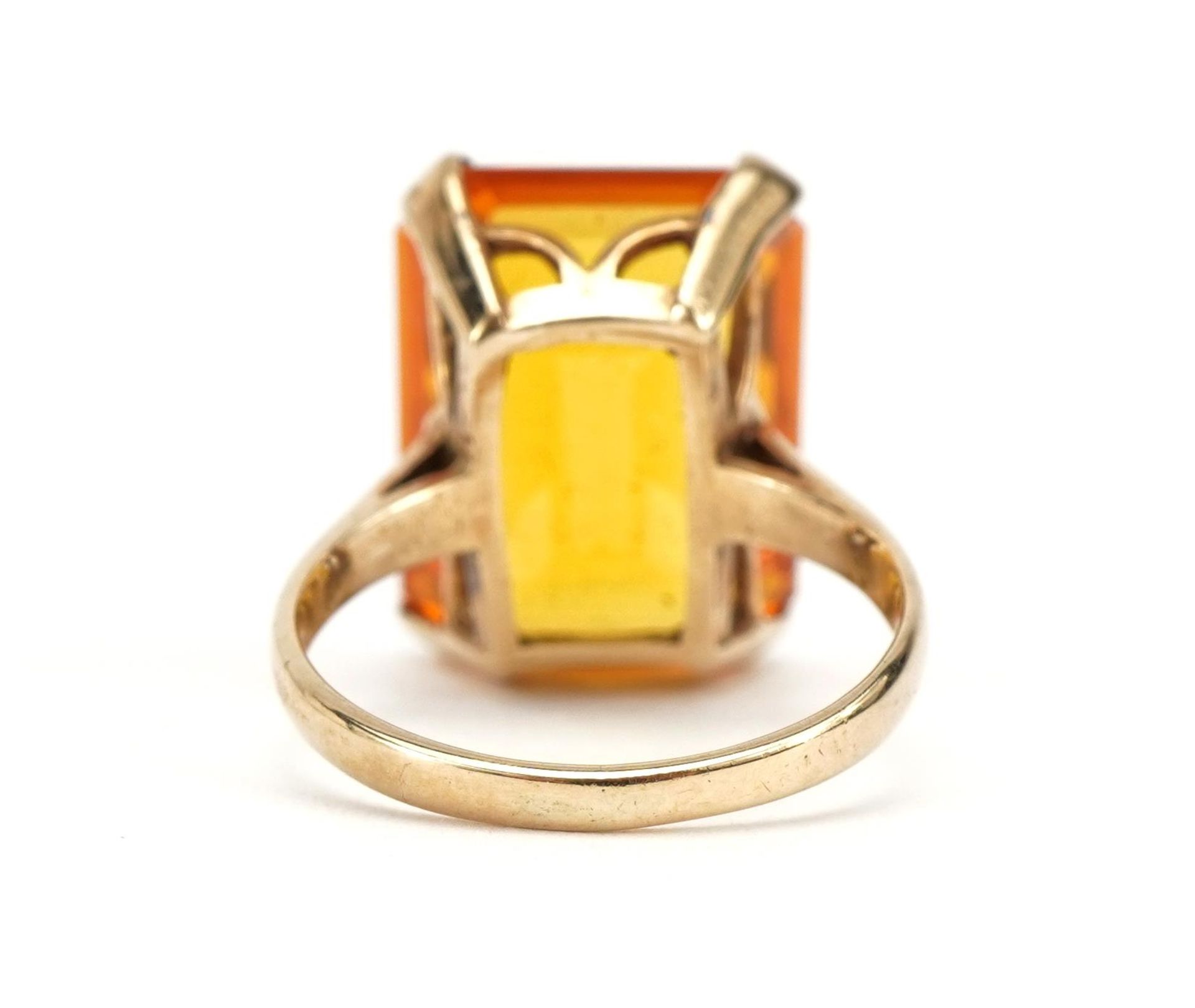 9ct gold orange stone solitaire ring, the orange stone approximately 16.1mm x 12.2mm, size L, 5.0g - Bild 2 aus 3