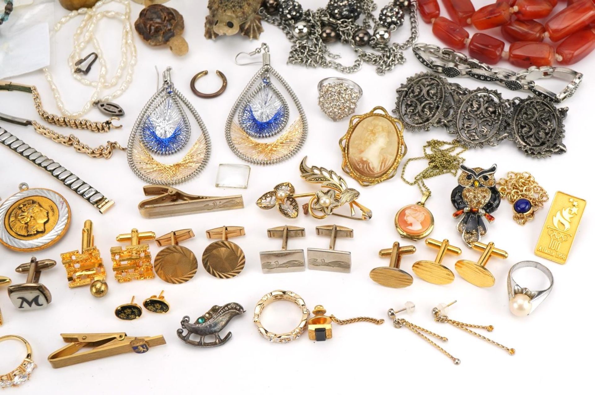 Vintage and later costume jewellery, some silver including necklaces, rings, brooches and bracelets - Image 5 of 5