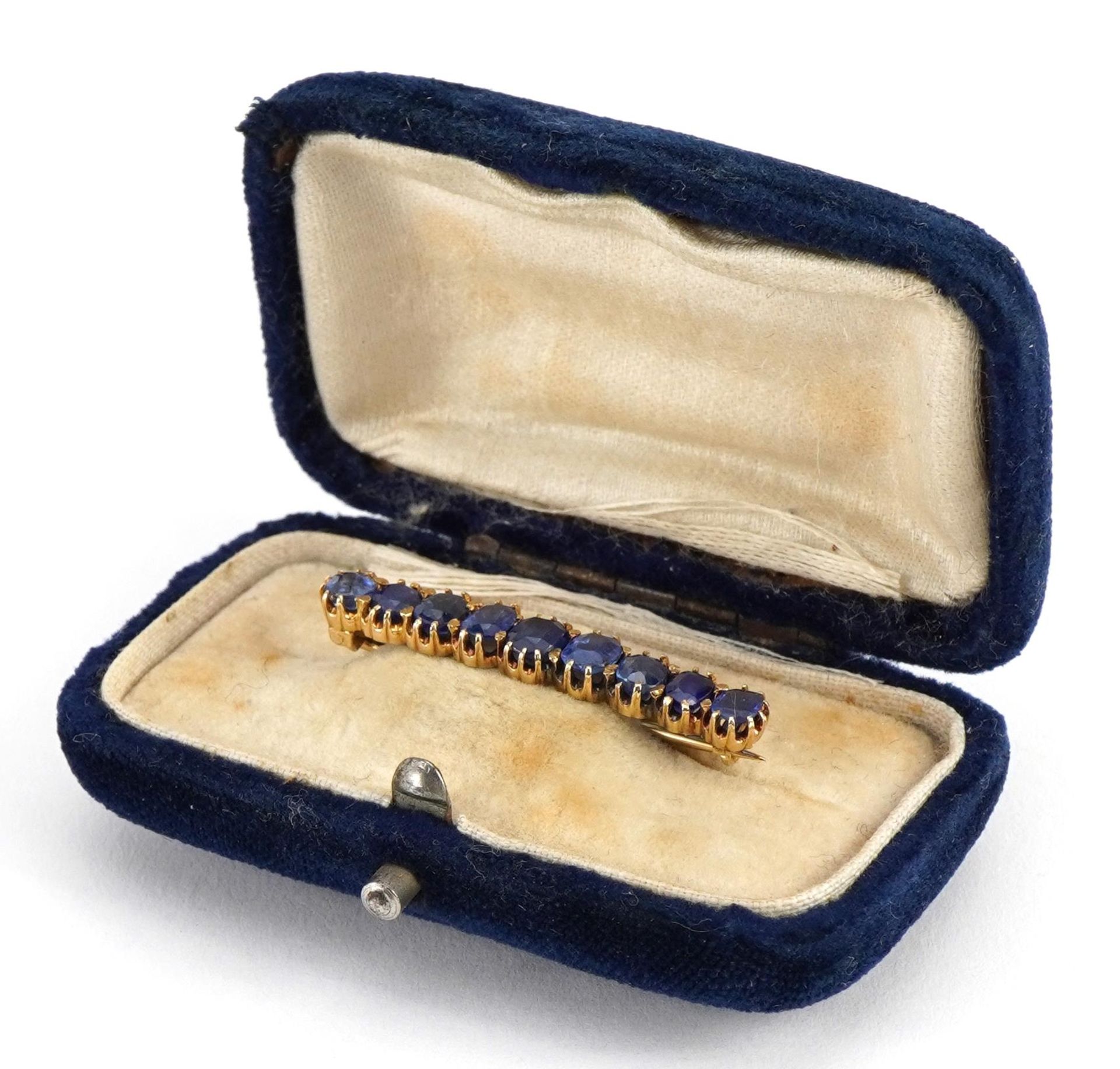 Unmarked gold sapphire brooch set with nine graduated stones housed in a velvet box, the largest - Bild 3 aus 4