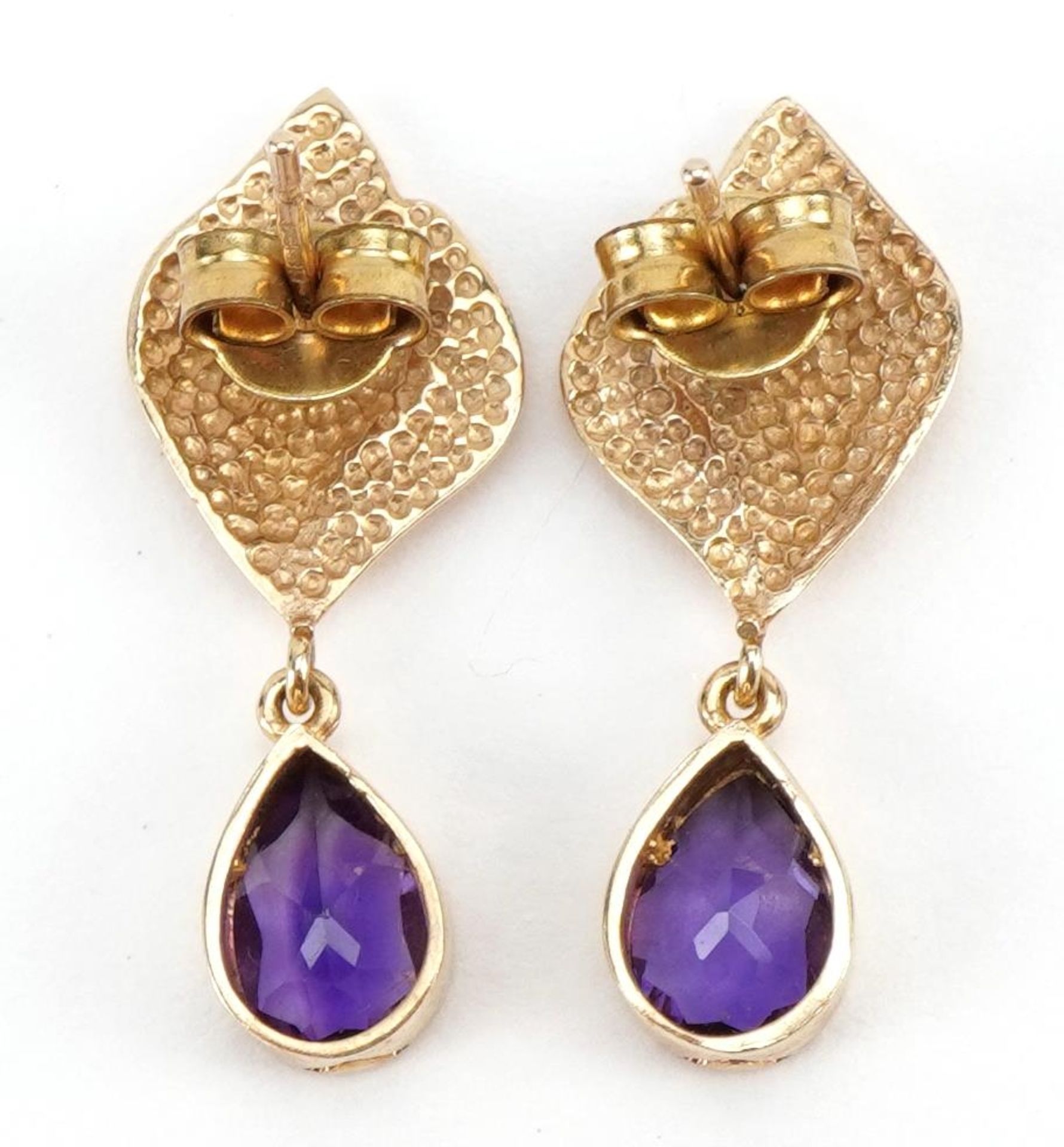Pair of unmarked 9ct gold amethyst drop earrings, 2.5cm high, 2.9g - Bild 3 aus 3