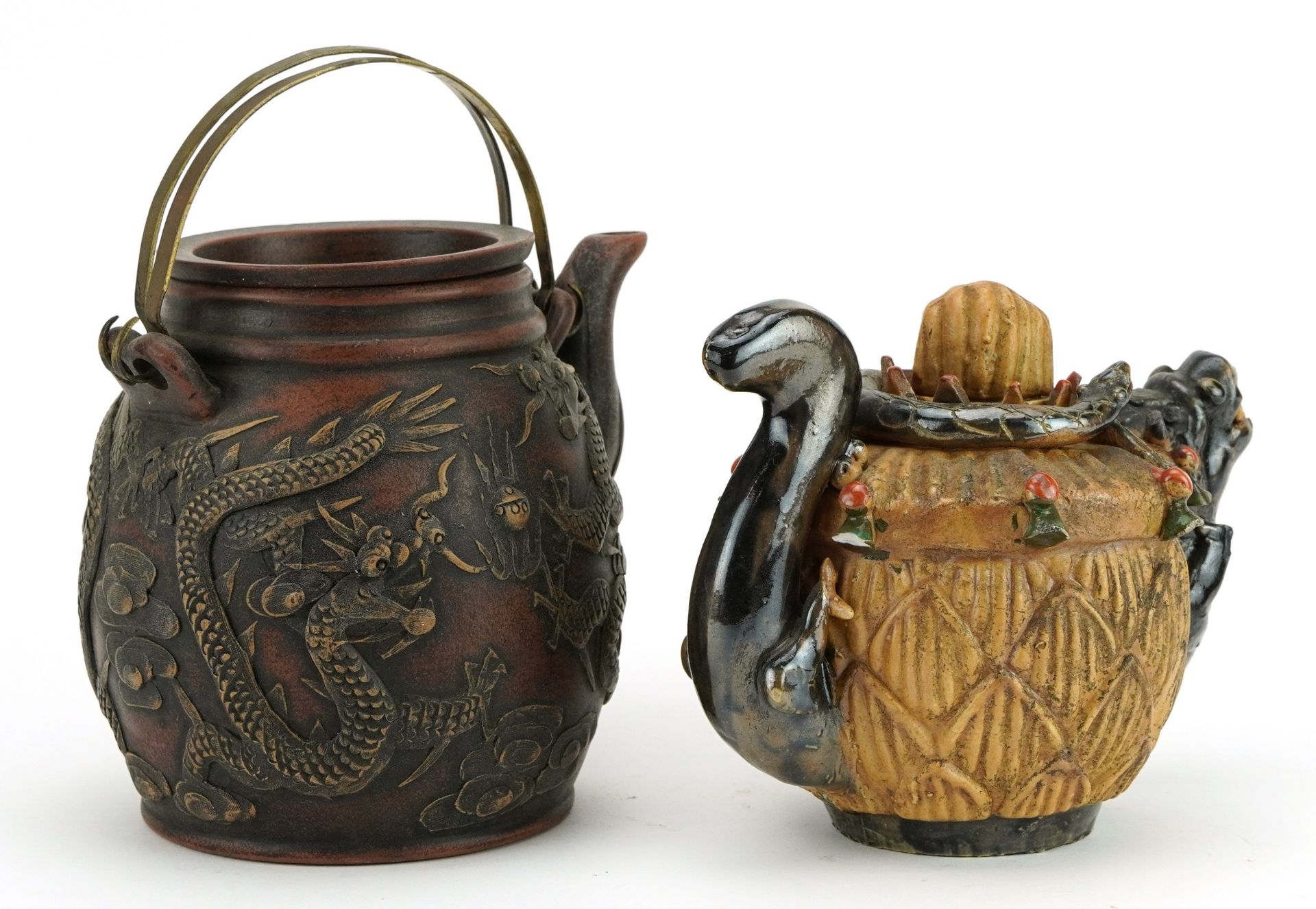 Chinese Yixing terracotta teapot decorated with dragons and one other, the largest 15cm high - Bild 2 aus 4