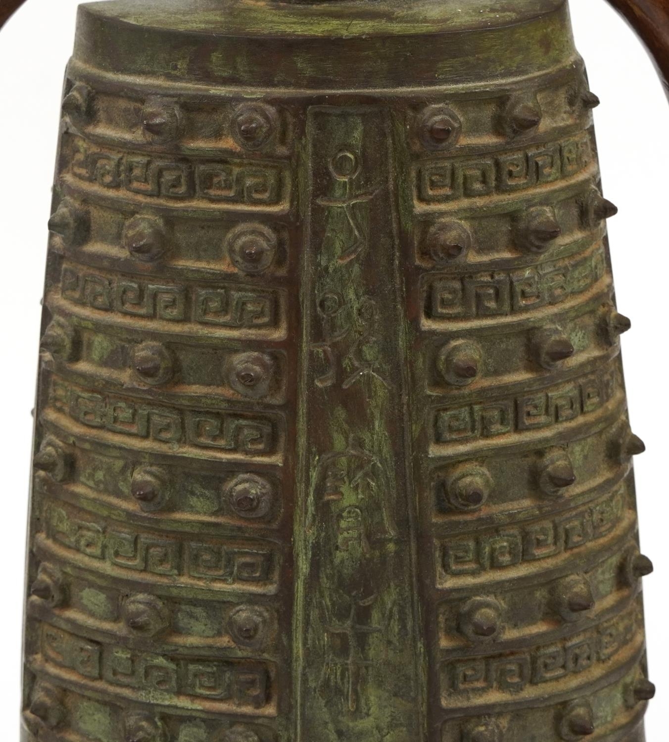 Chinese archaic style patinated metal bell design twin table lamp with hardwood mounts, 39.5cm high - Image 3 of 4