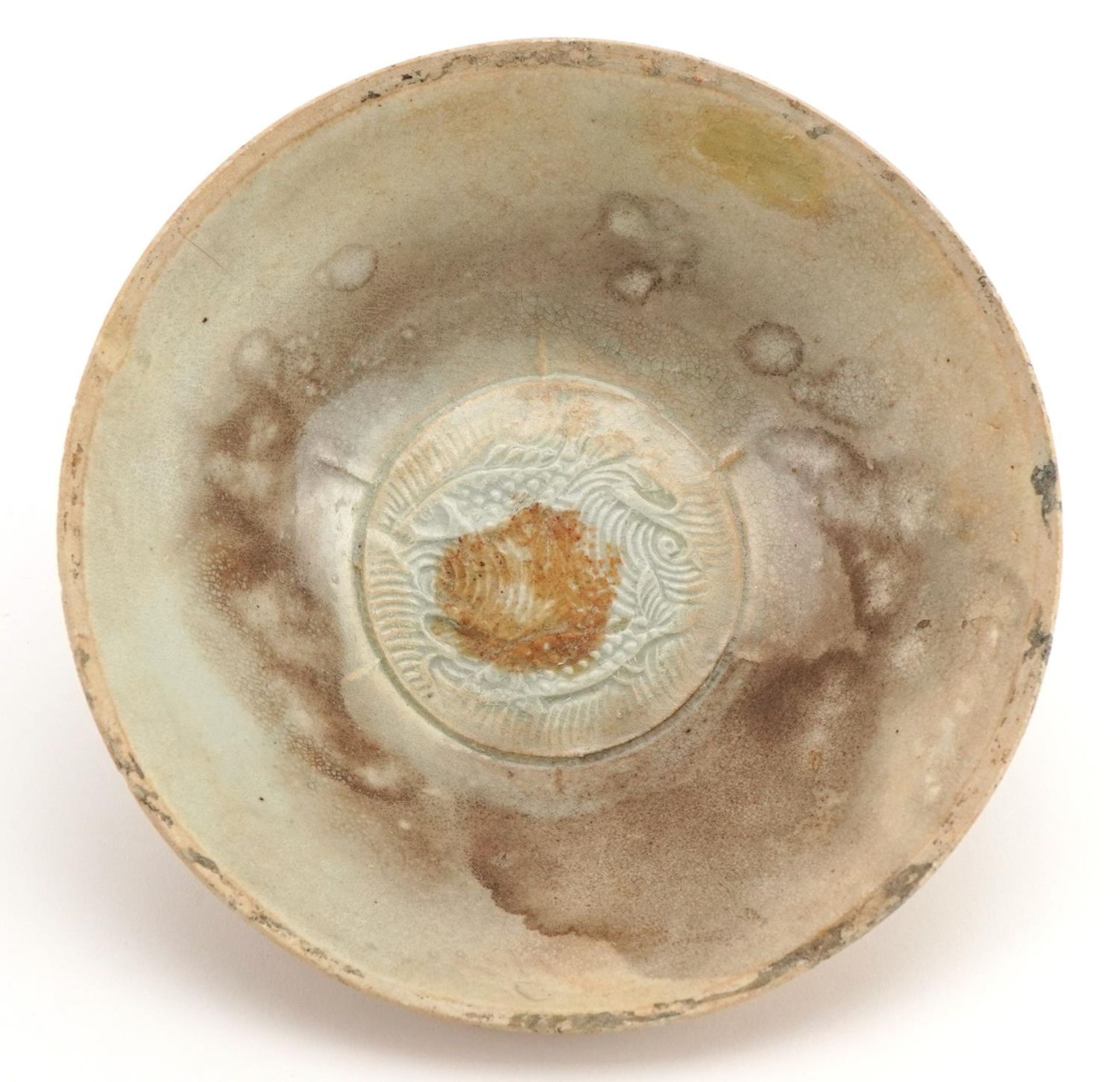 Korean celadon glazed bowl incised with fish, 17cm in diameter - Bild 3 aus 4