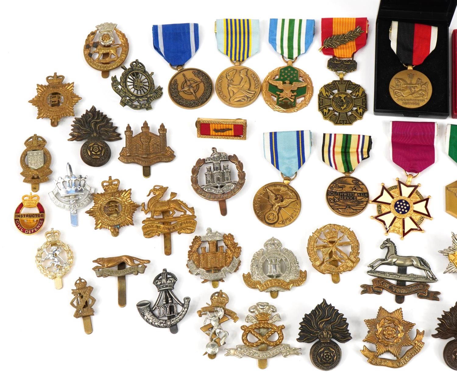 Collection of militaria, predominantly cap badges and medals including City of London Cyclists cap - Image 2 of 6