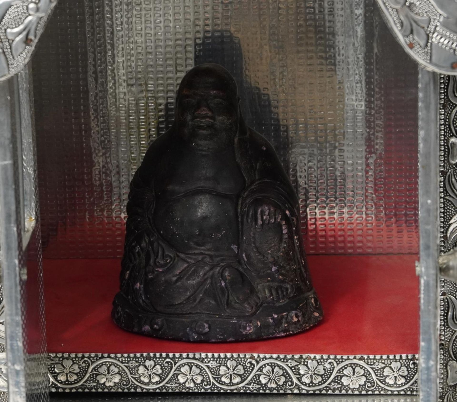 Large silvered table top Indian shrine housing a stoneware figure of Buddha, 71cm high - Bild 3 aus 6
