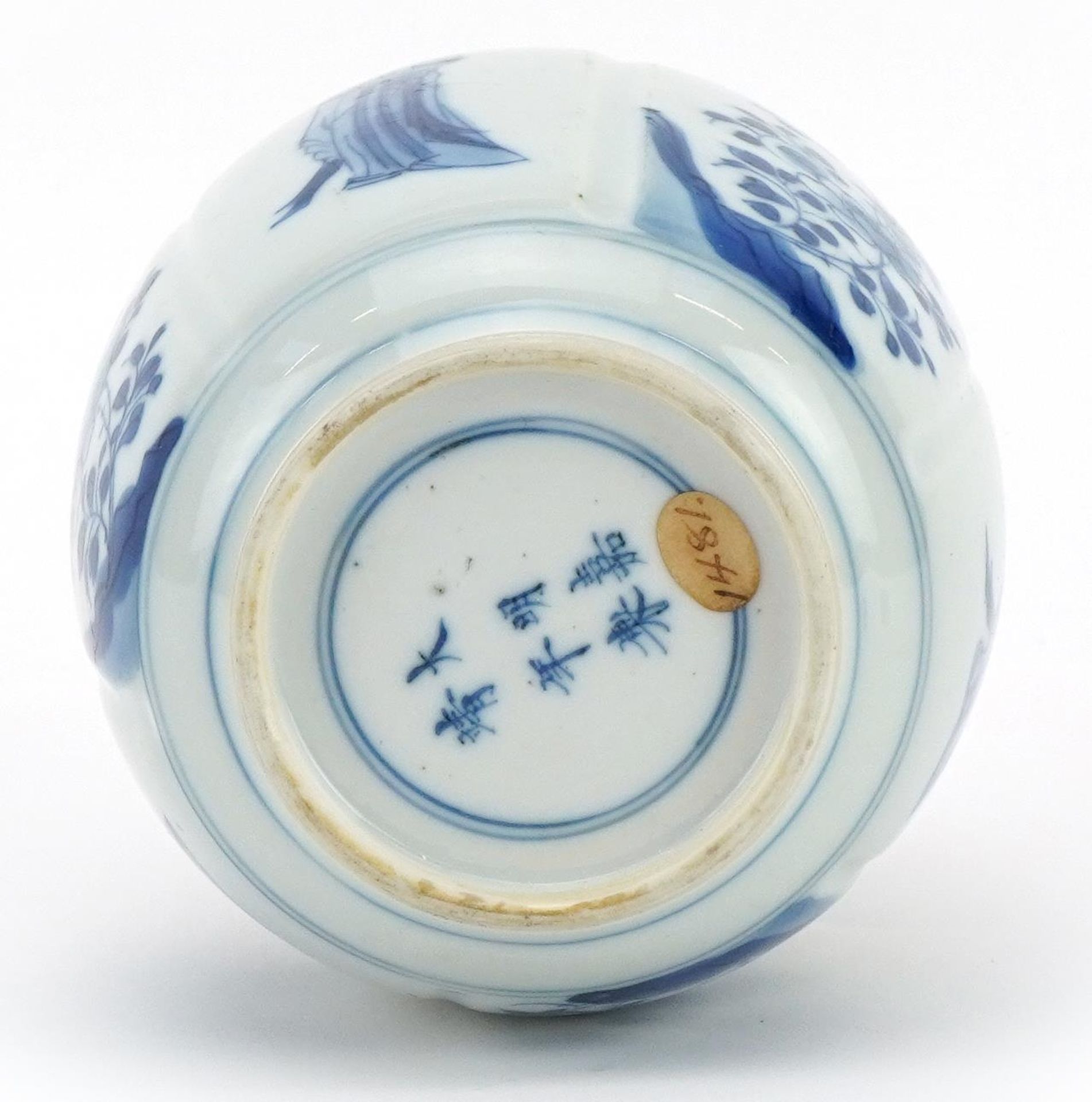 Chinese blue and white porcelain ginger jar with hardwood cover hand painted with roundels of - Bild 4 aus 4