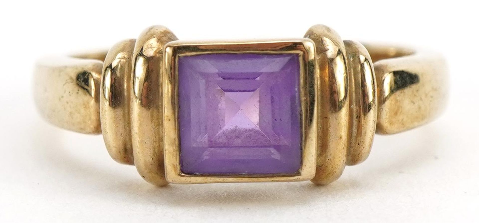 9ct gold amethyst ring with stepped shoulders, the amethyst approximately 4.7mm x 4.6mm, size K, 2.