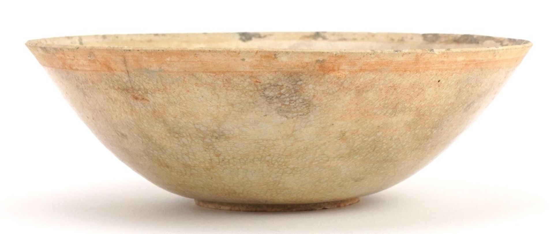 Korean celadon glazed bowl incised with fish, 17cm in diameter - Bild 2 aus 4