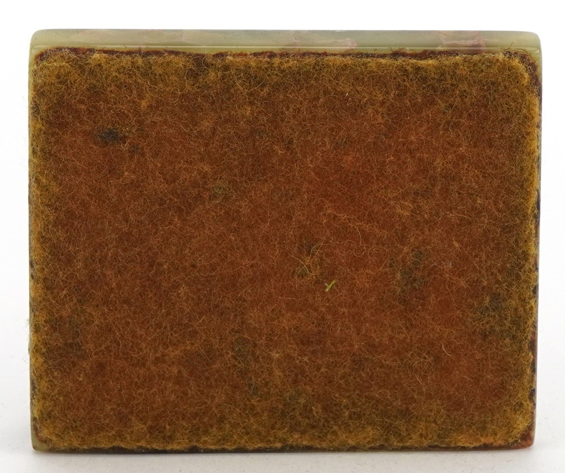 Rectangular green onyx desk paperweight surmounted with a patinated spelter dog, 9cm wide - Image 3 of 3