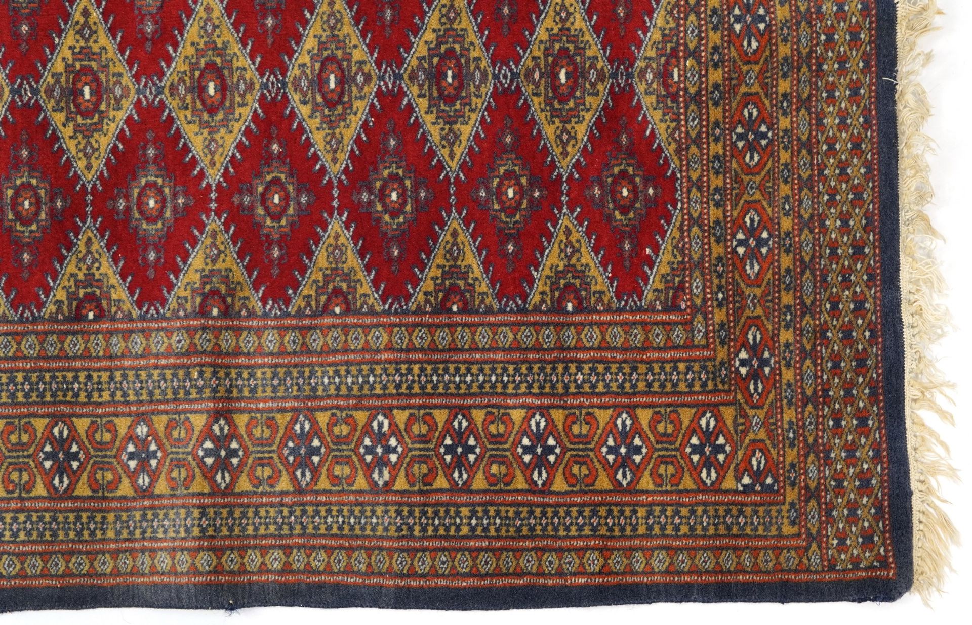 Rectangular red and blue ground rug with all over geometric design, 145cm x 91cm - Bild 5 aus 6