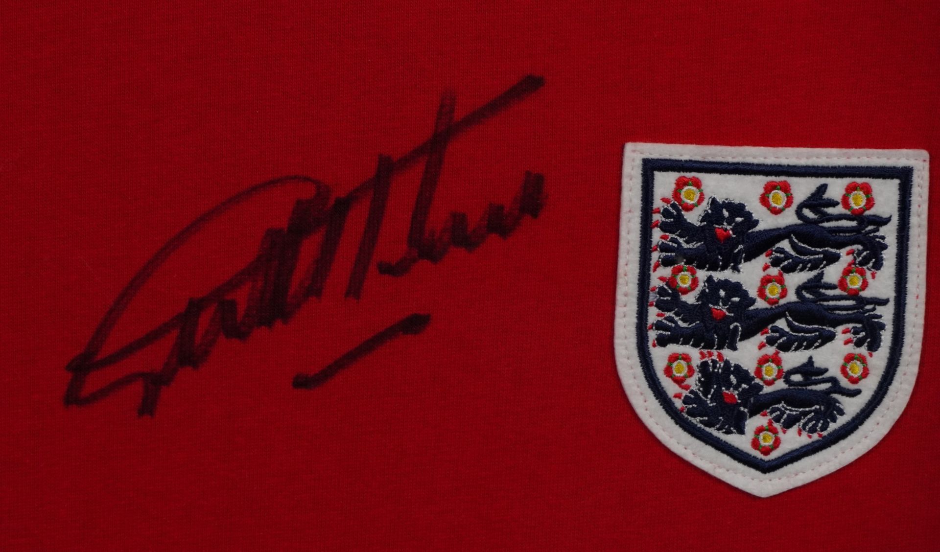 Footballing interest Sir Geoff Hurst display with signed jersey and facsimile World Championship - Bild 2 aus 7