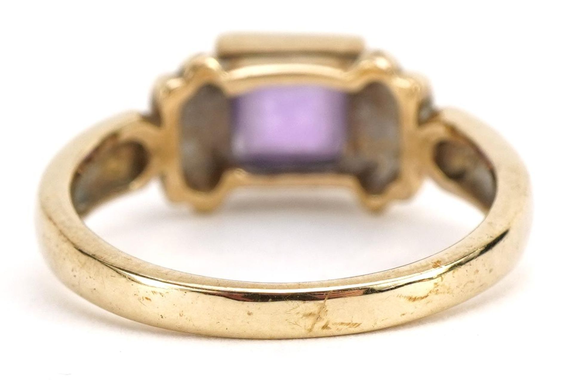 9ct gold amethyst ring with stepped shoulders, the amethyst approximately 4.7mm x 4.6mm, size K, 2. - Bild 4 aus 6