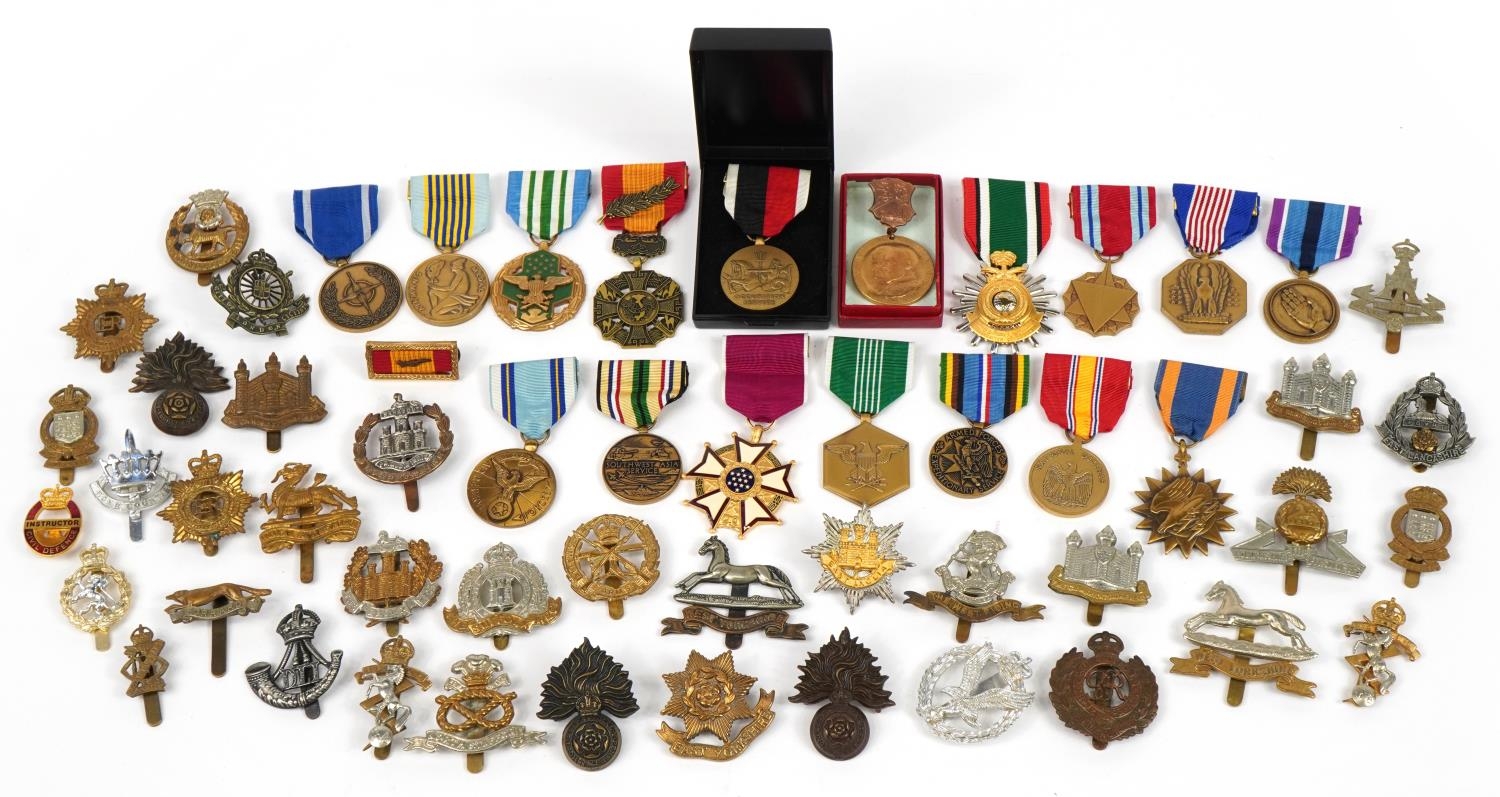 Collection of militaria, predominantly cap badges and medals including City of London Cyclists cap