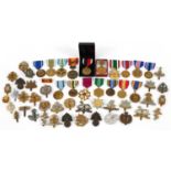 Collection of militaria, predominantly cap badges and medals including City of London Cyclists cap