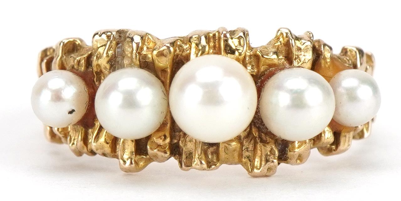 Manner of Stuart Devlin, Unmarked gold graduated pearl ring, tests as 15ct gold, size O, 3.0g