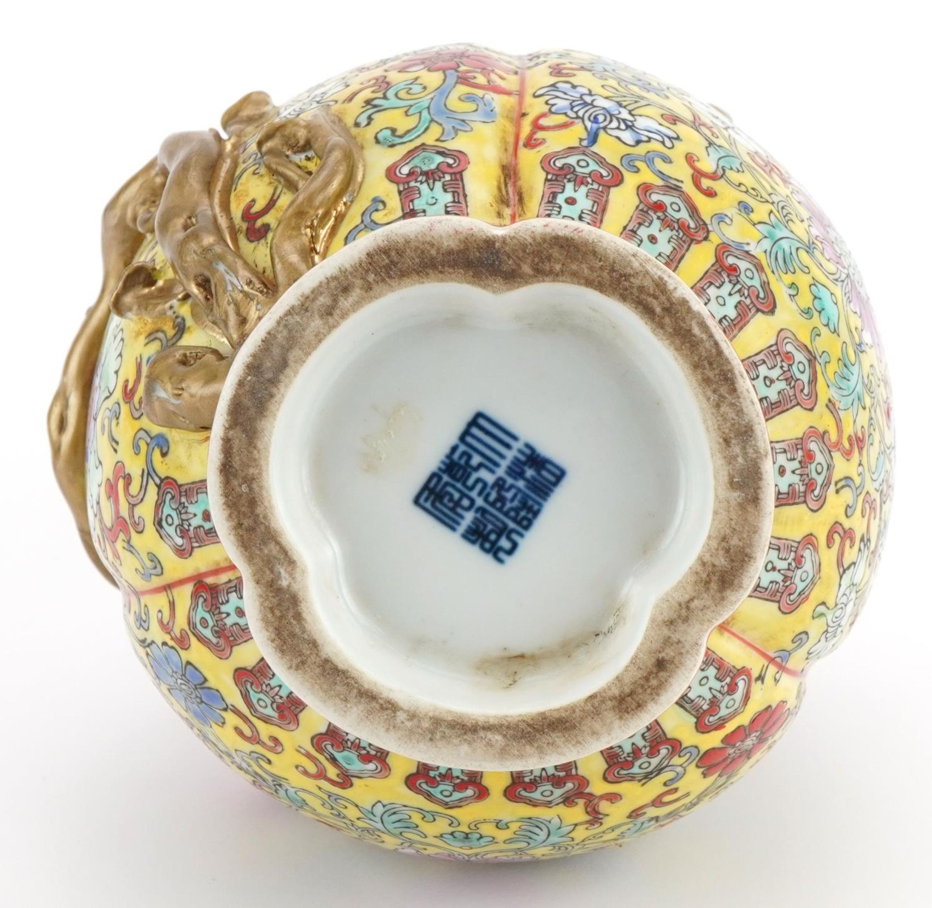 Chinese porcelain yellow ground vase decorated in relief with fruit, hand painted in the famille - Bild 3 aus 3