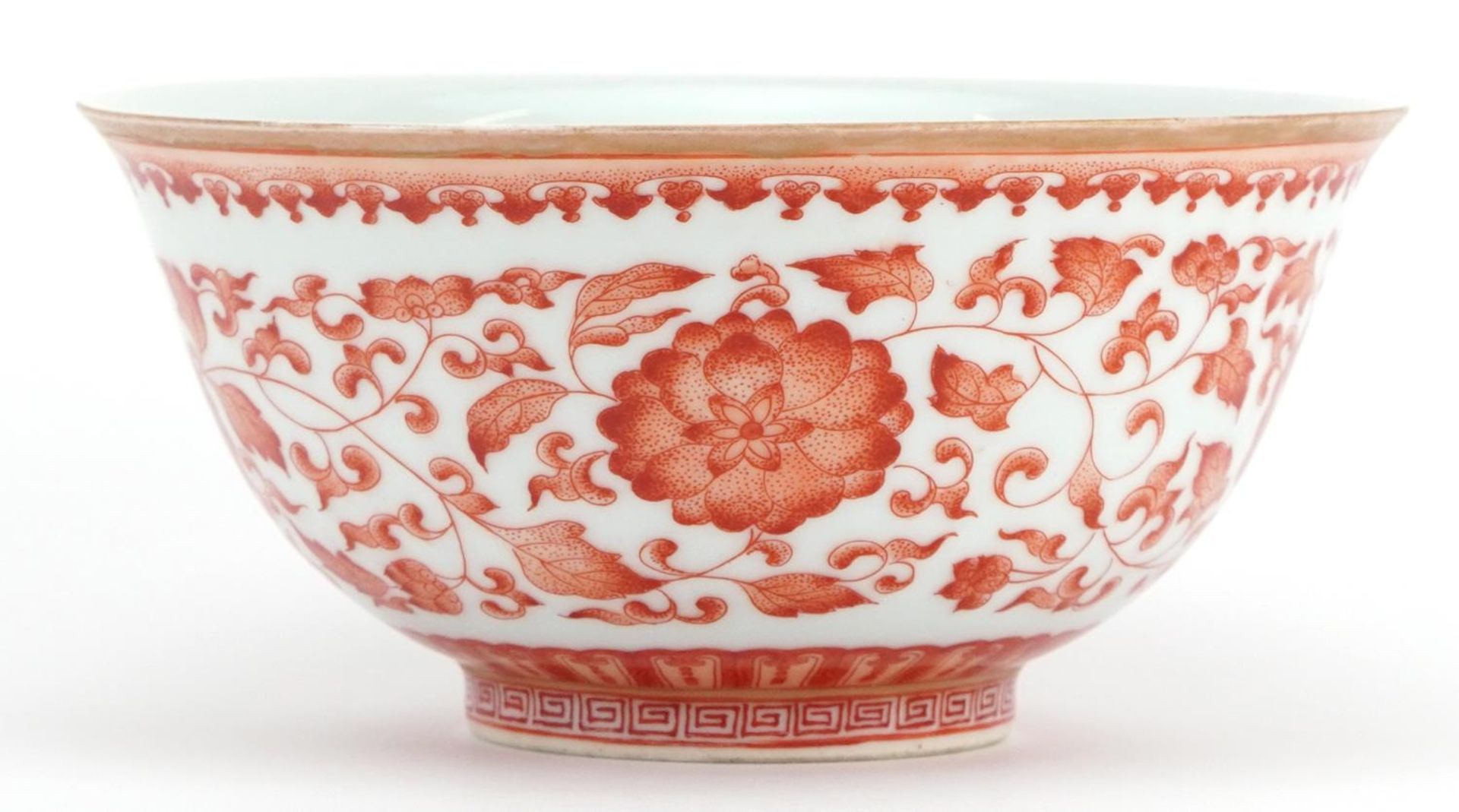 Chinese iron red porcelain bowl hand painted with flower heads amongst scrolling foliage, six figure - Bild 2 aus 4