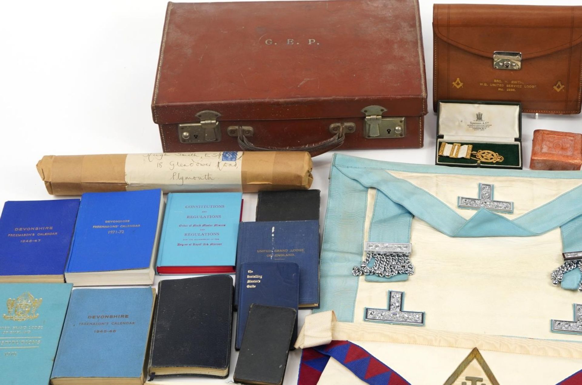 Masonic regalia relating to Bro H Smith, housed in a tan leather case, retailed by Webb & Sons - Bild 2 aus 5