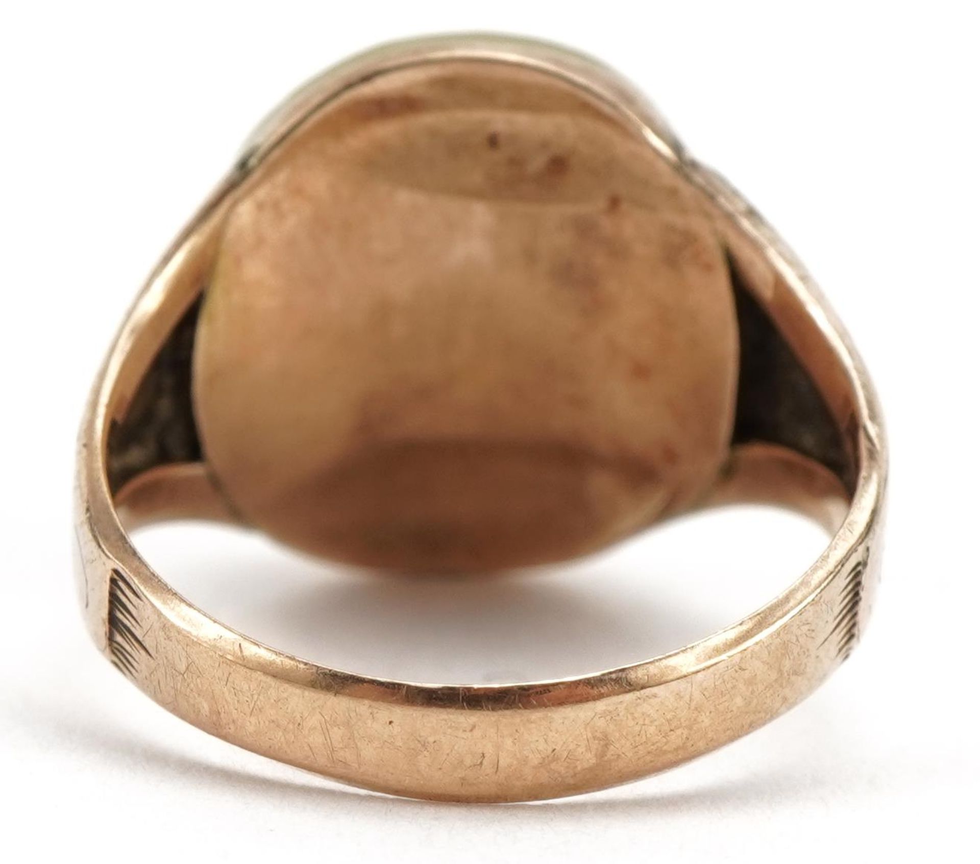 Antique rose gold green onyx signet ring with engraved shoulders, possibly Georgian, the onyx - Image 2 of 2