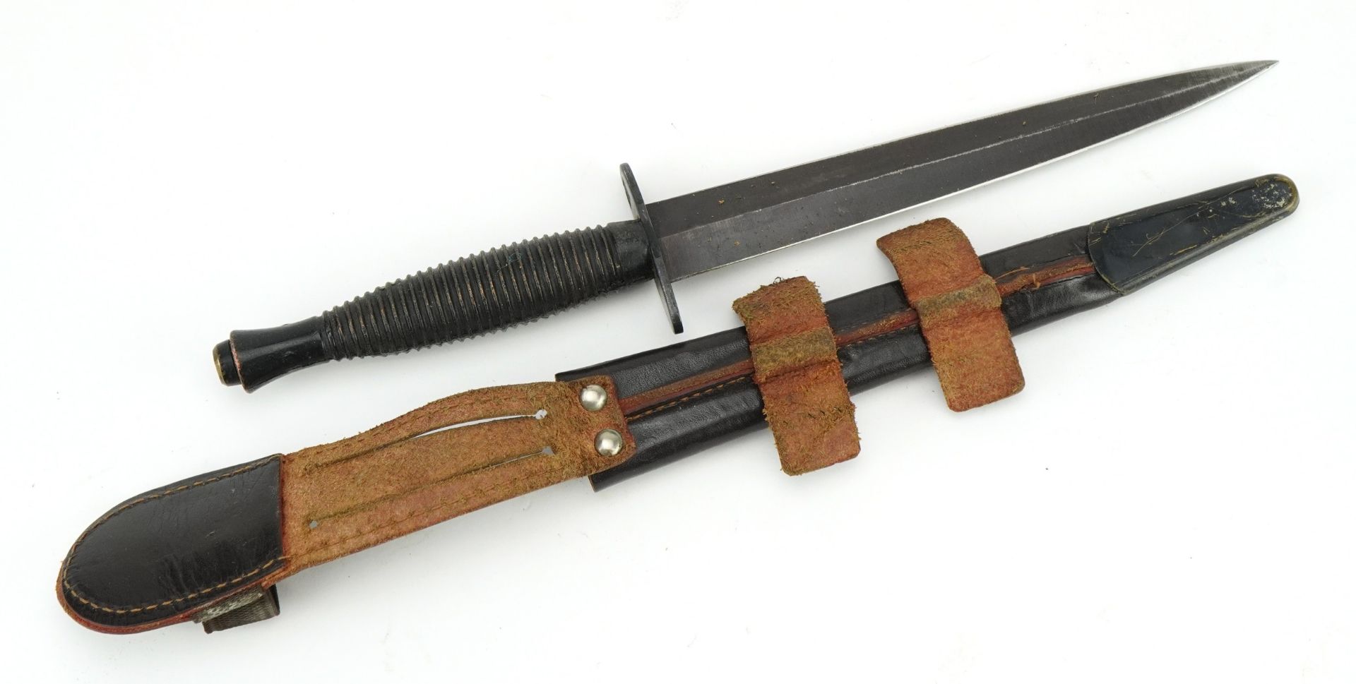 British military interest Fairbairn Sykes fighting knife with leather sheath impressed William - Bild 2 aus 2