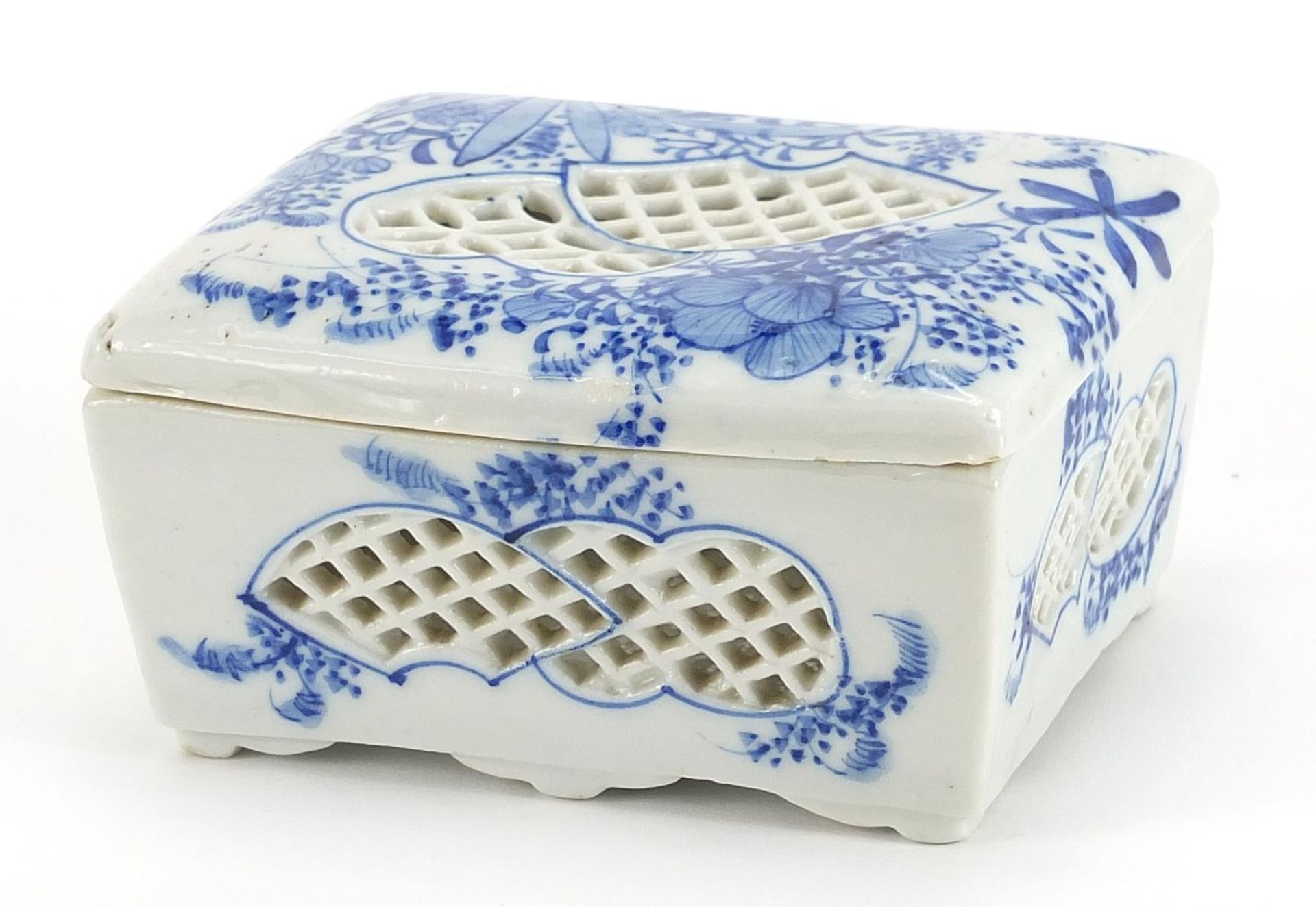 Japanese Hirado porcelain incense box and cover hand painted with flowers, 7.5cm H x 13.5cm W x 10cm - Image 3 of 5