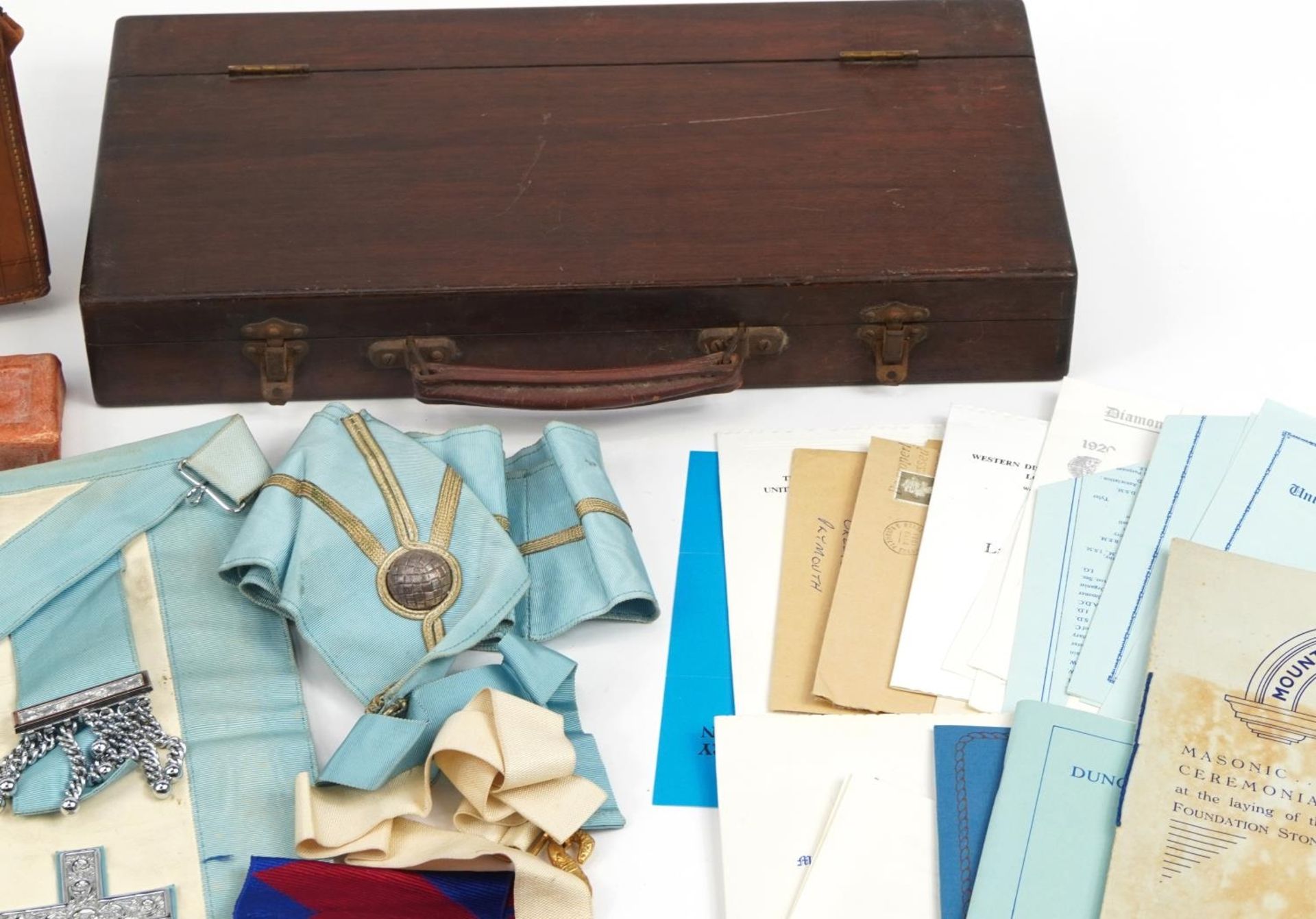 Masonic regalia relating to Bro H Smith, housed in a tan leather case, retailed by Webb & Sons - Bild 3 aus 5