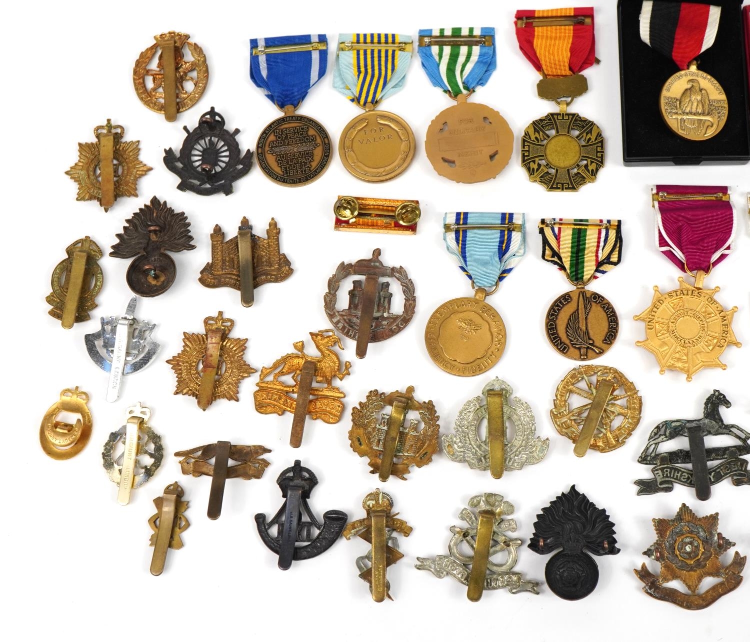 Collection of militaria, predominantly cap badges and medals including City of London Cyclists cap - Image 5 of 6