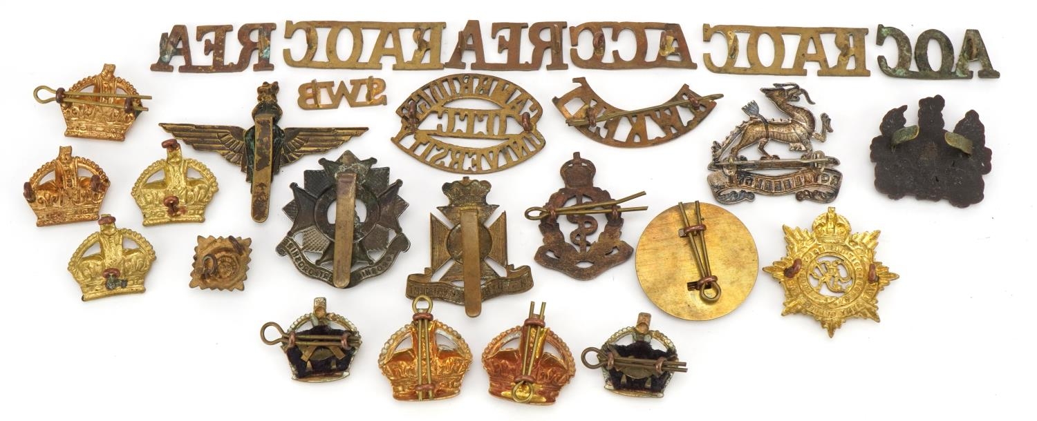Military interest cap badges and shoulder titles including Royal Berkshire, Bedfordshire & - Image 4 of 4