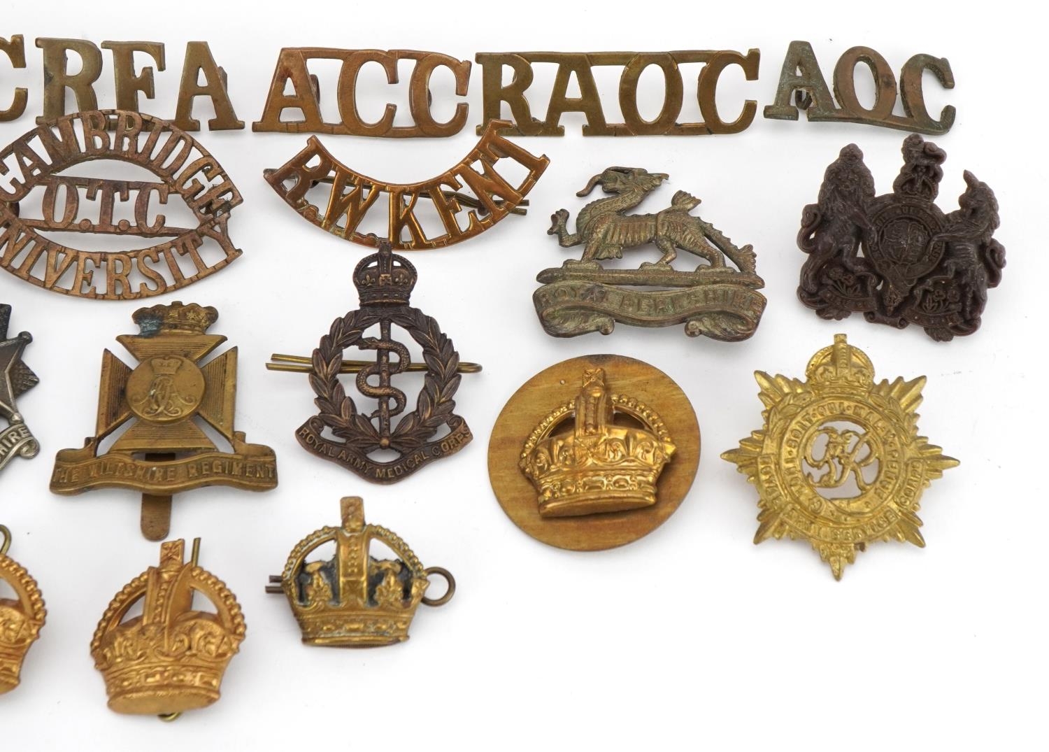 Military interest cap badges and shoulder titles including Royal Berkshire, Bedfordshire & - Image 3 of 4