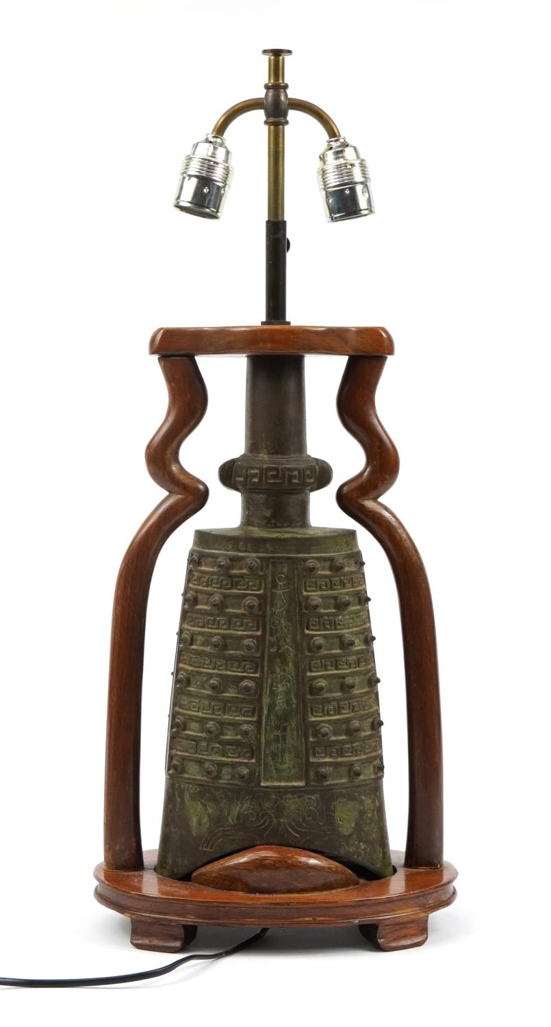 Chinese archaic style patinated metal bell design twin table lamp with hardwood mounts, 39.5cm high - Image 2 of 4