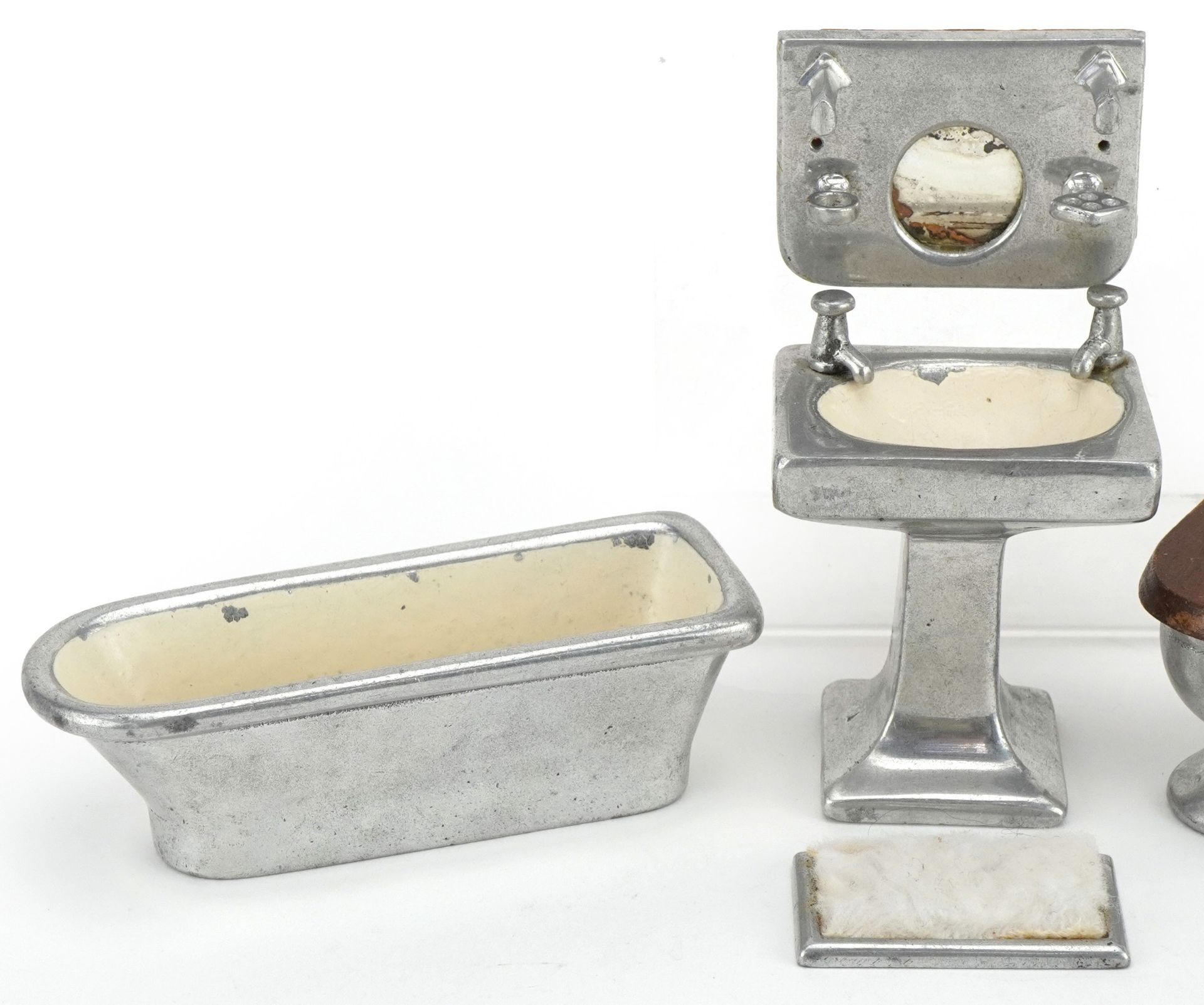 Early 20th century aluminium doll's house furniture including toilet set, the largest 11cm in length - Bild 2 aus 4