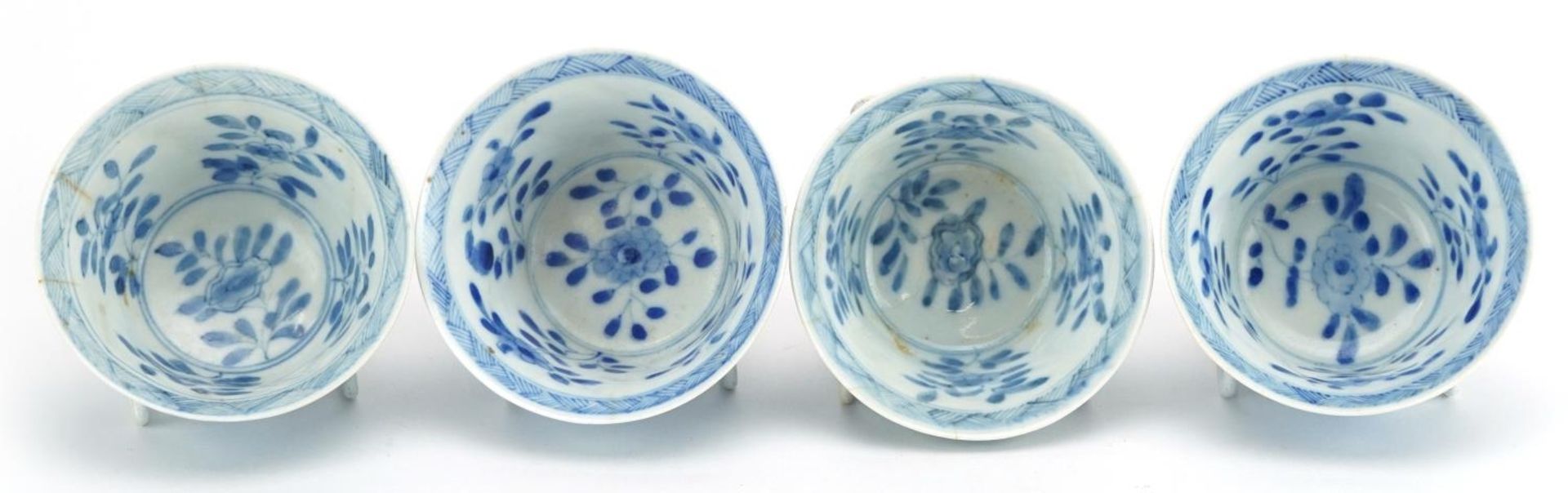 Set of four Chinese blue and white porcelain bowls hand painted with a chicken and flowers, blue - Bild 3 aus 4