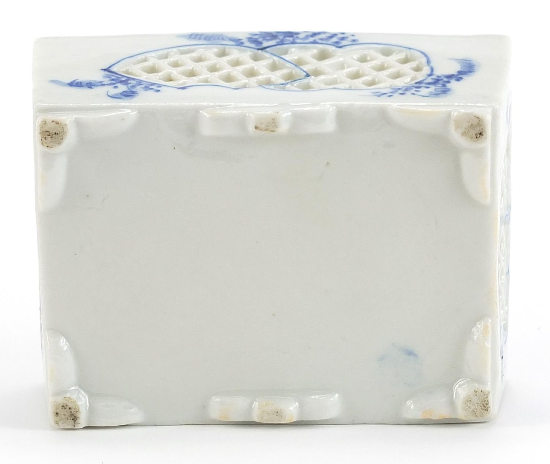 Japanese Hirado porcelain incense box and cover hand painted with flowers, 7.5cm H x 13.5cm W x 10cm - Image 4 of 5