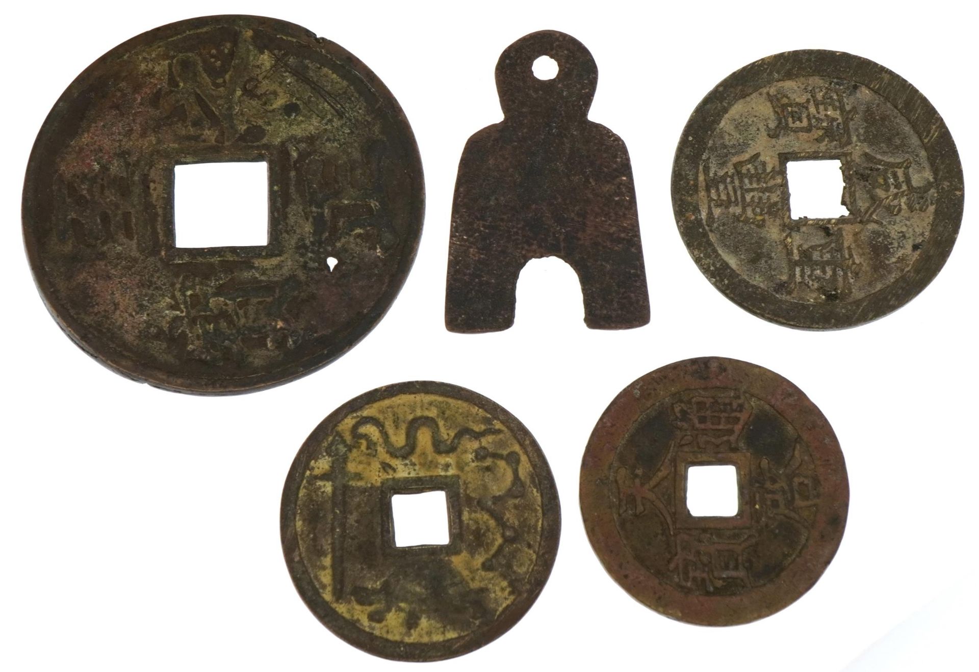 Four Chinese cash coins and a spade money - Image 2 of 2