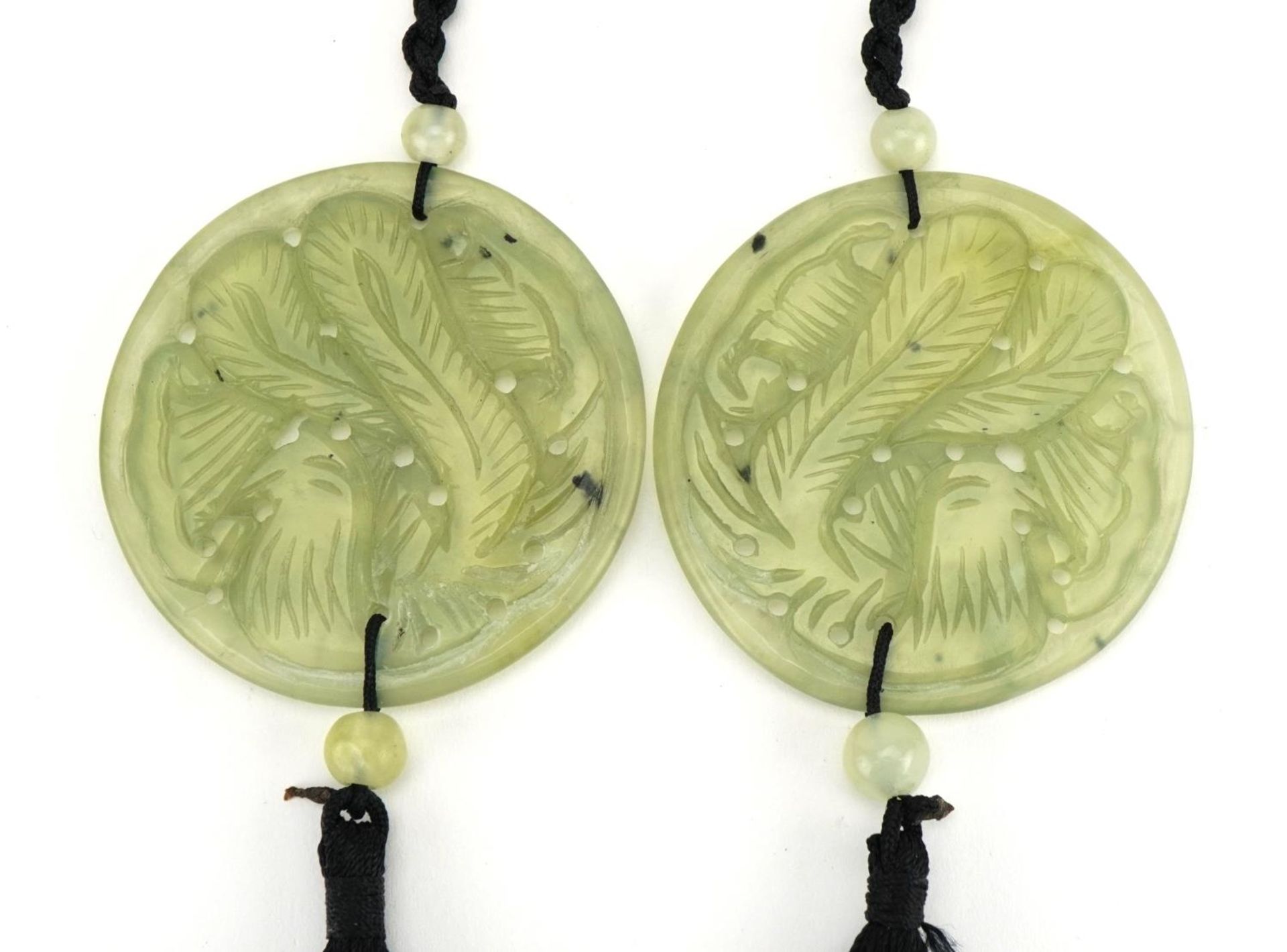 Two Chinese jade pendants carved with flowers, each pendant 6cm in diameter - Bild 2 aus 3