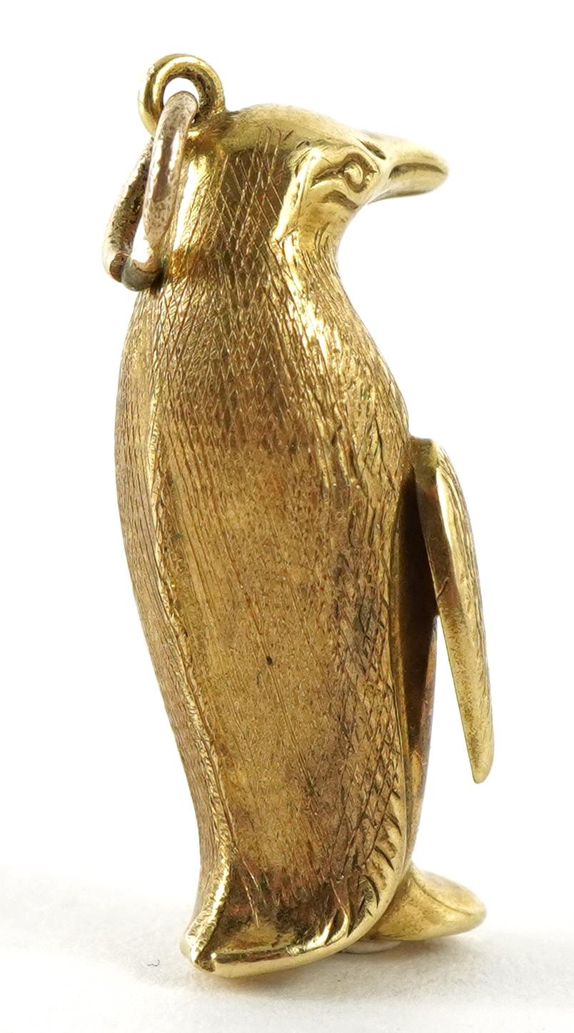 Large 9ct gold penguin charm, 2.5cm high, 2.0g