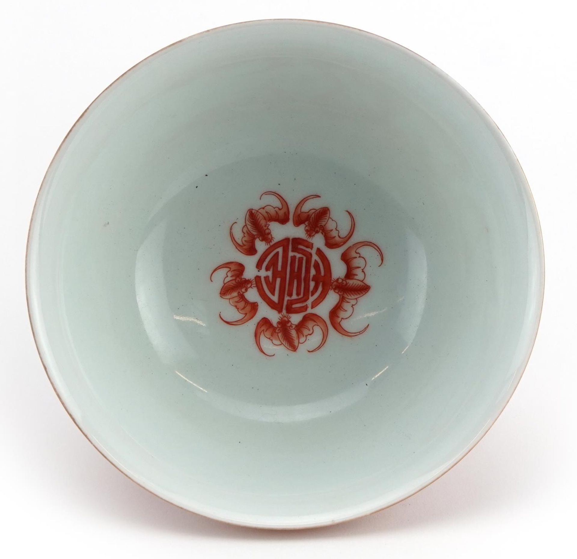 Chinese iron red porcelain bowl hand painted with flower heads amongst scrolling foliage, six figure - Bild 3 aus 4