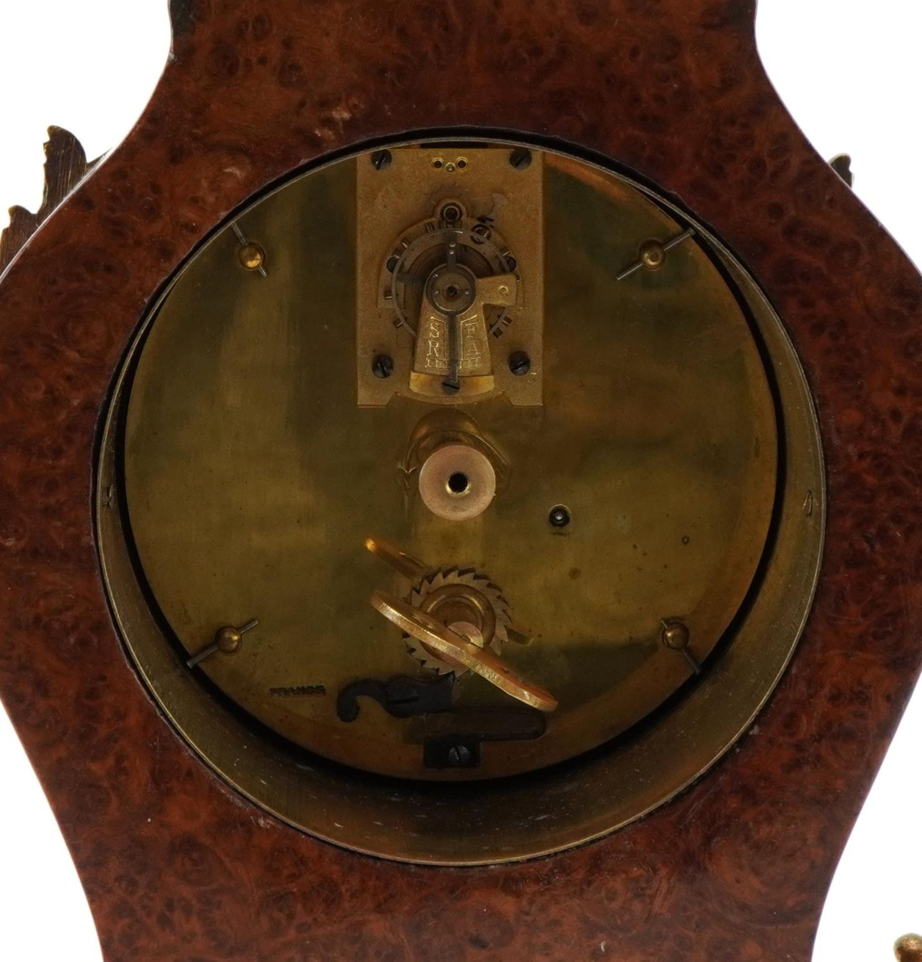 19th century French bird's eye maple cartouche shape mantle clock with ornate brass mounts having - Bild 4 aus 5