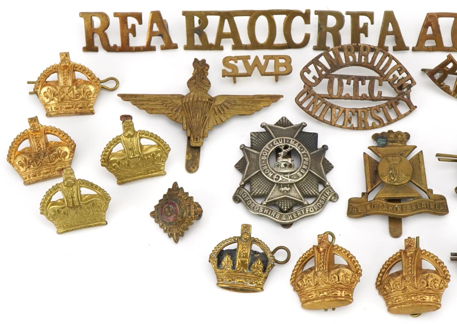 Military interest cap badges and shoulder titles including Royal Berkshire, Bedfordshire & - Image 2 of 4