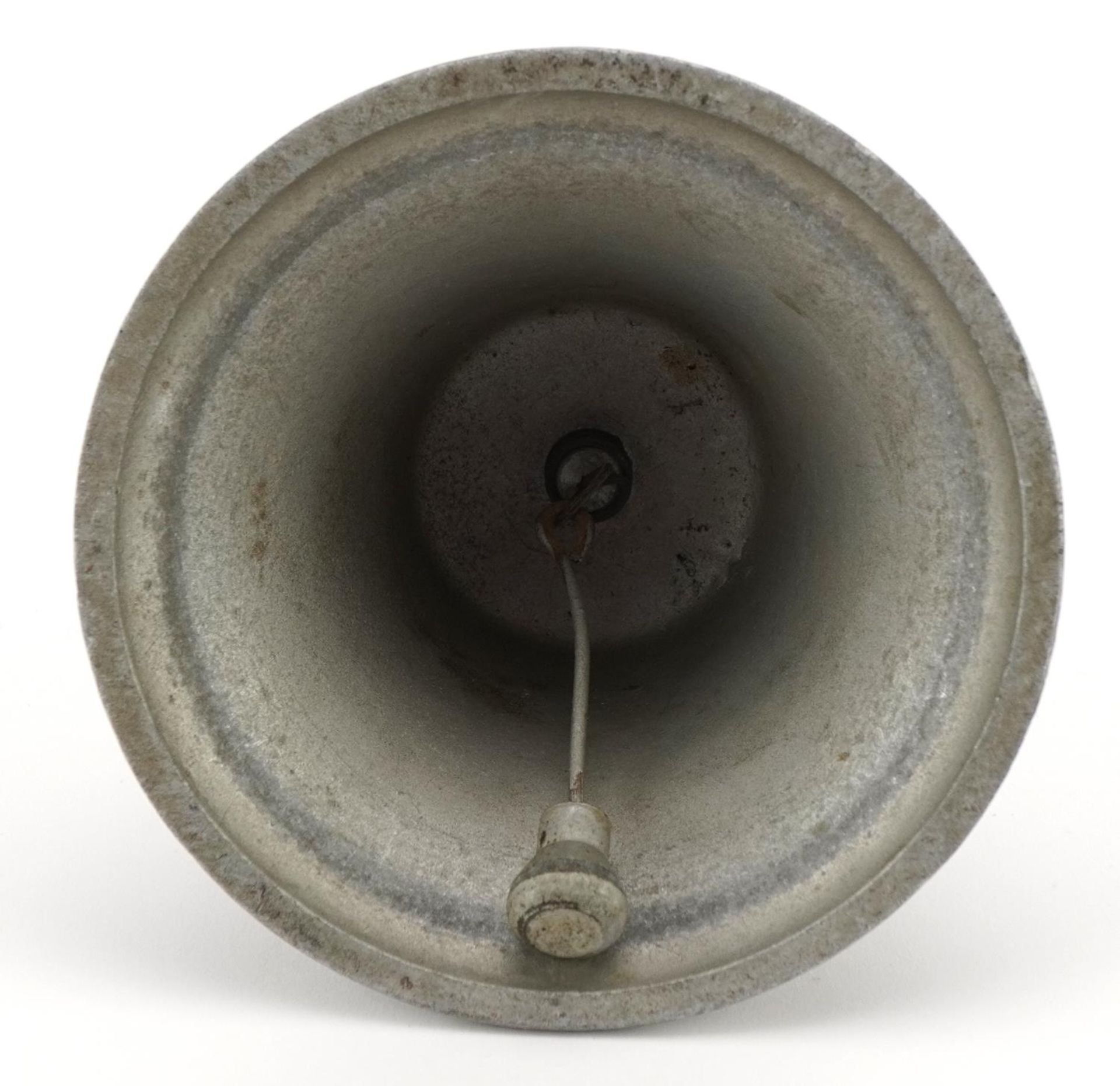 Military interest bell cast with metal from a German aircraft shot down over Britain 1939-1945, 15cm - Bild 3 aus 3